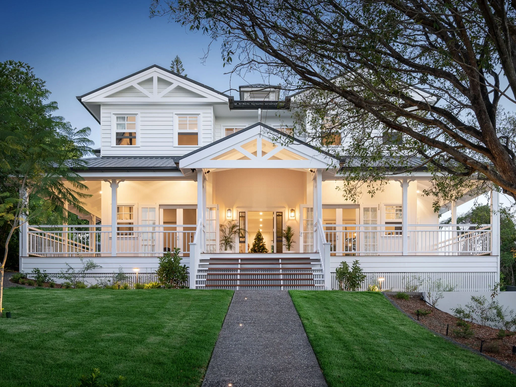 Norman Park new home
Brisbane
A new Queenslander–Hampton home for a growing family: open plan living, big outdoor rooms, a butler’s pantry and plenty of built-in storage.

Builder: Saunders Building Company · Photography: Darren Kerr Photography