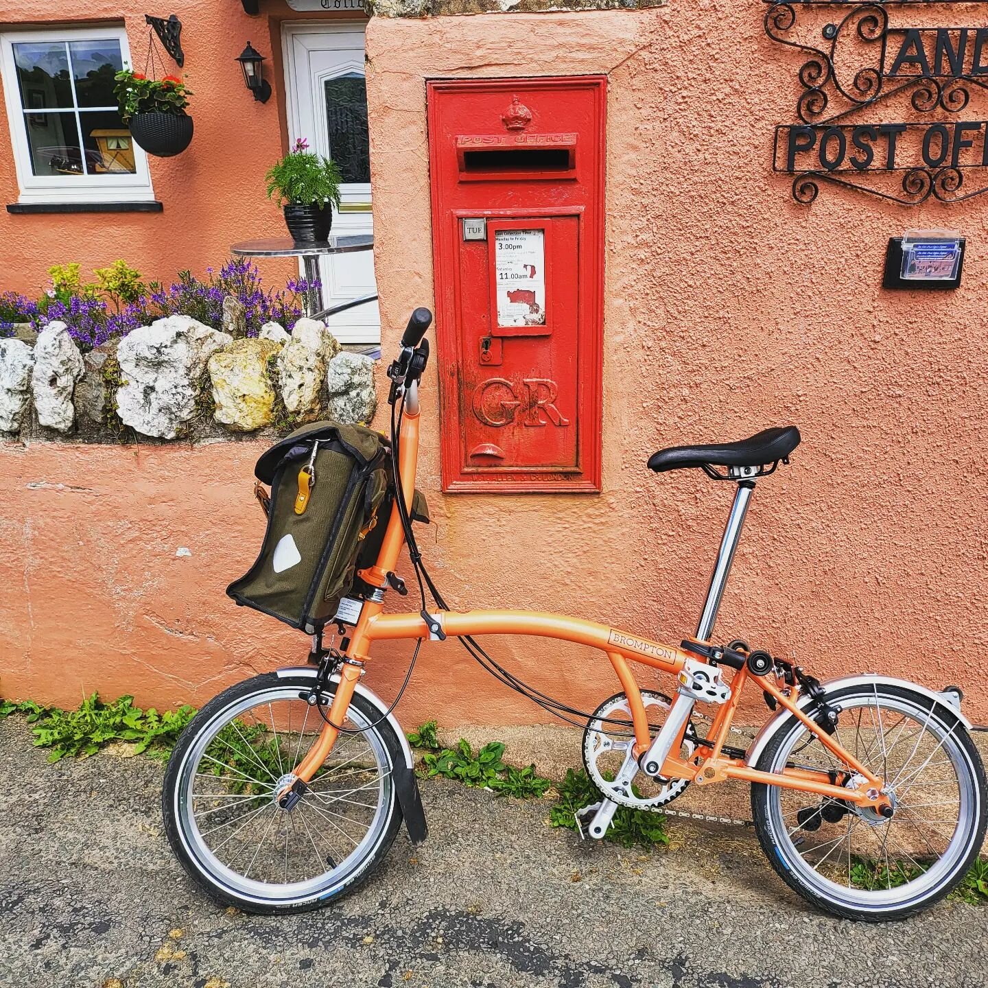 🌿 SUSTAINABILITY

All orders placed before 3pm are dispatched, First Class, the same day. This much-loved @bromptonbicycle is how 90% of those orders get to the postbox. Today's drop involved a 600ft steep hill 😅

#sustainability is important to us