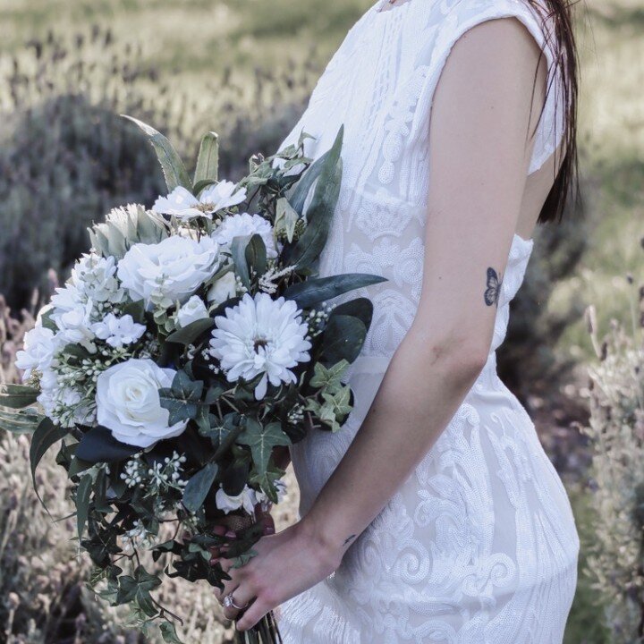 &ldquo;Elegance is the only beauty that never fades.&rdquo; 
&ndash; Audrey Hepburn

When it comes to your bridal bouquets an elegant contemporary design is going to look timeless in your wedding photos for decades past your wedding day. 

We love th