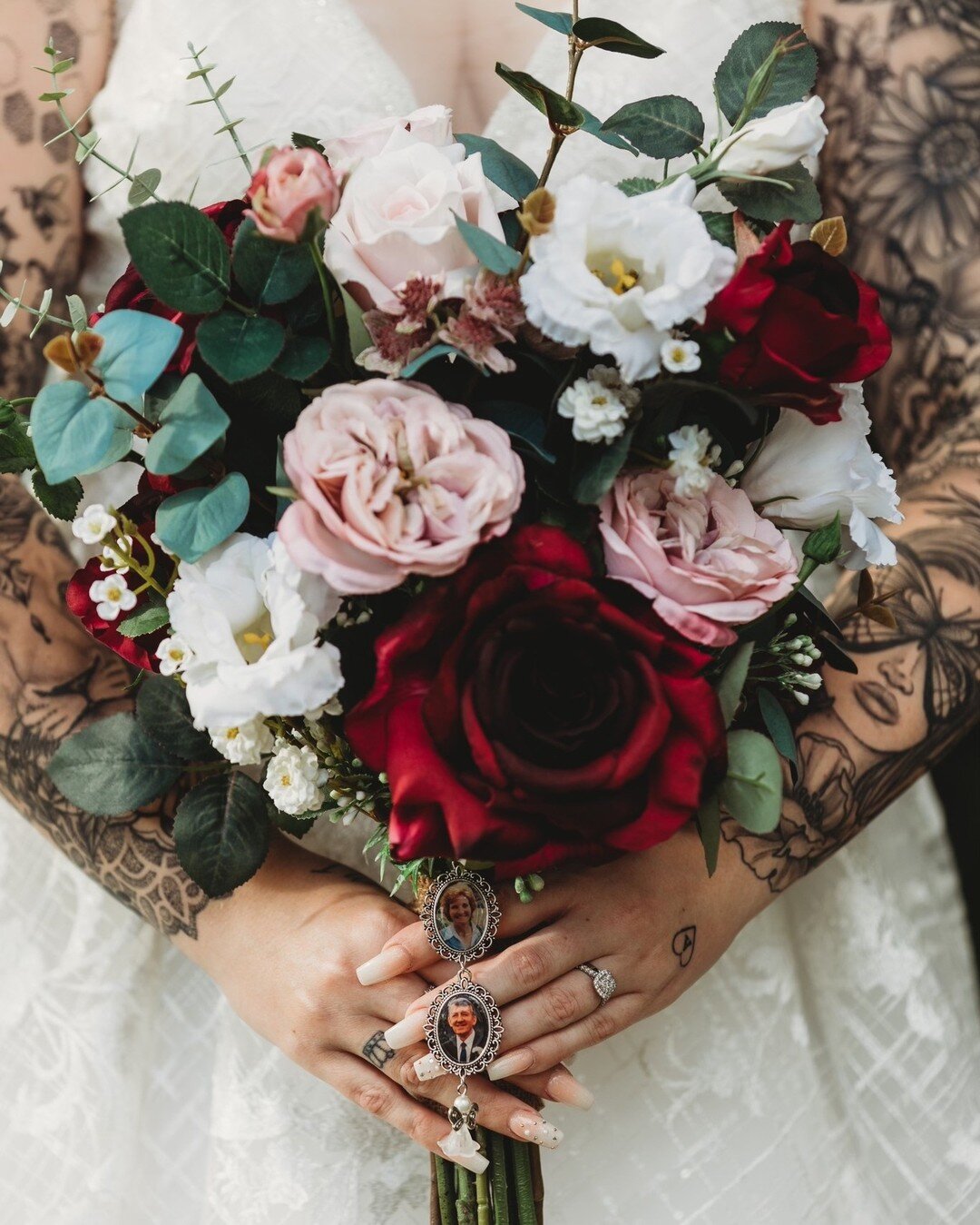 Happiness blooms from within 🤗❤️

Creating beautiful wedding bouquets is our happy place 😁 

We put love into every bouquet we create, just like this one we created for the beautiful Amy who was a dream client 😍 

Have you gone to your happy place