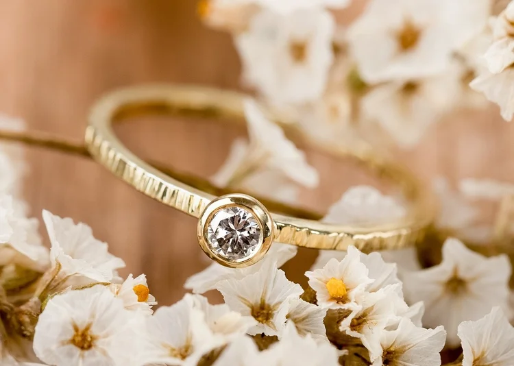 Gelbgoldring mit Diamant