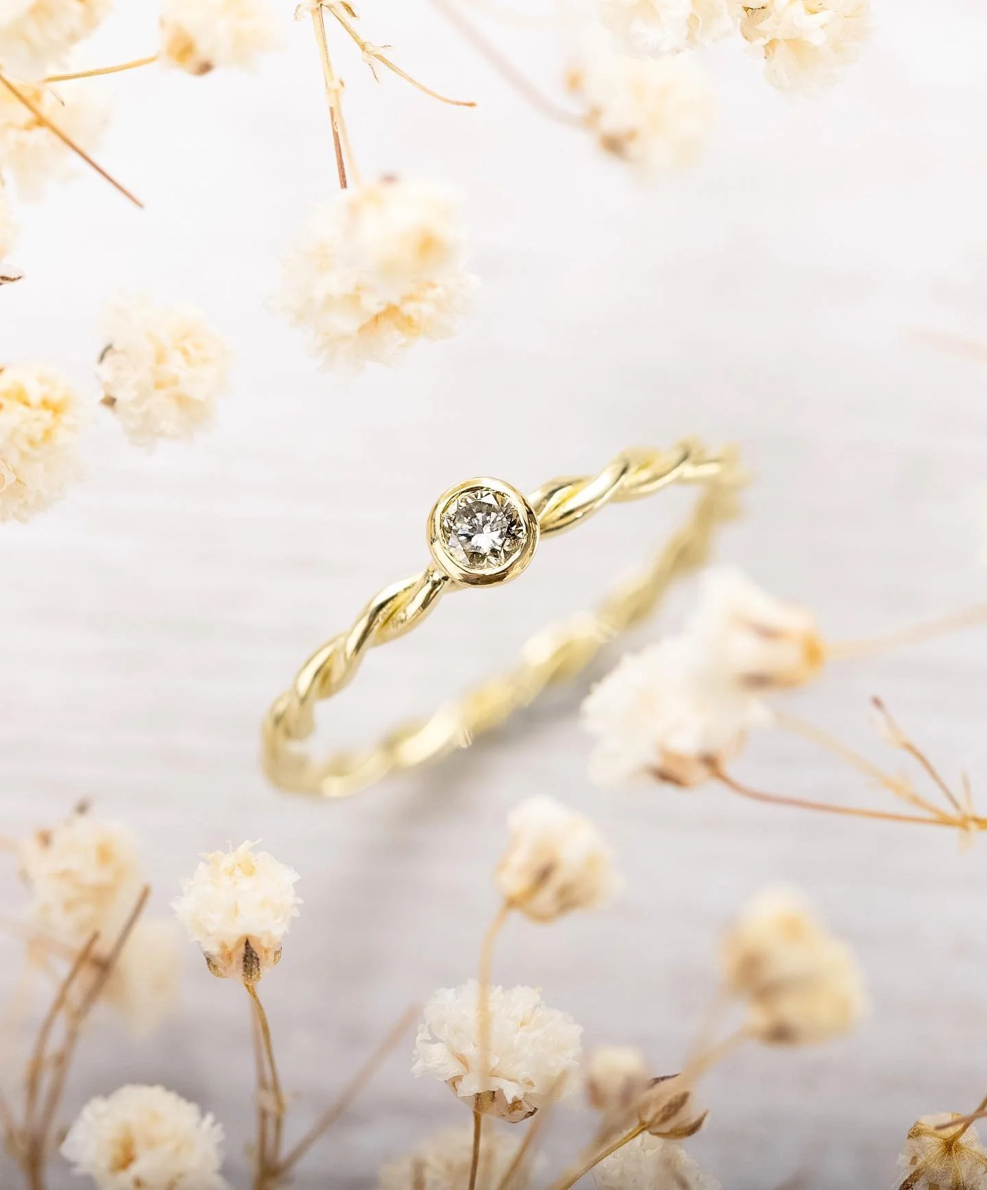 Goldring mit Diamant