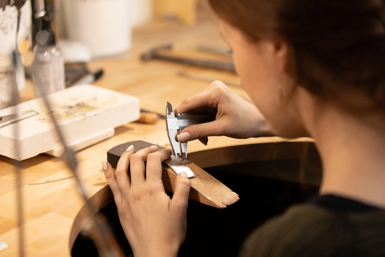 Goldschmied bei der Arbeit