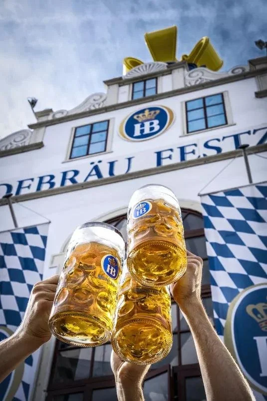 oktoberfest-wiesnzelt-hofbraeu-muenchen-krone-masskruege-blauer-himmel (1).jpg.jpg