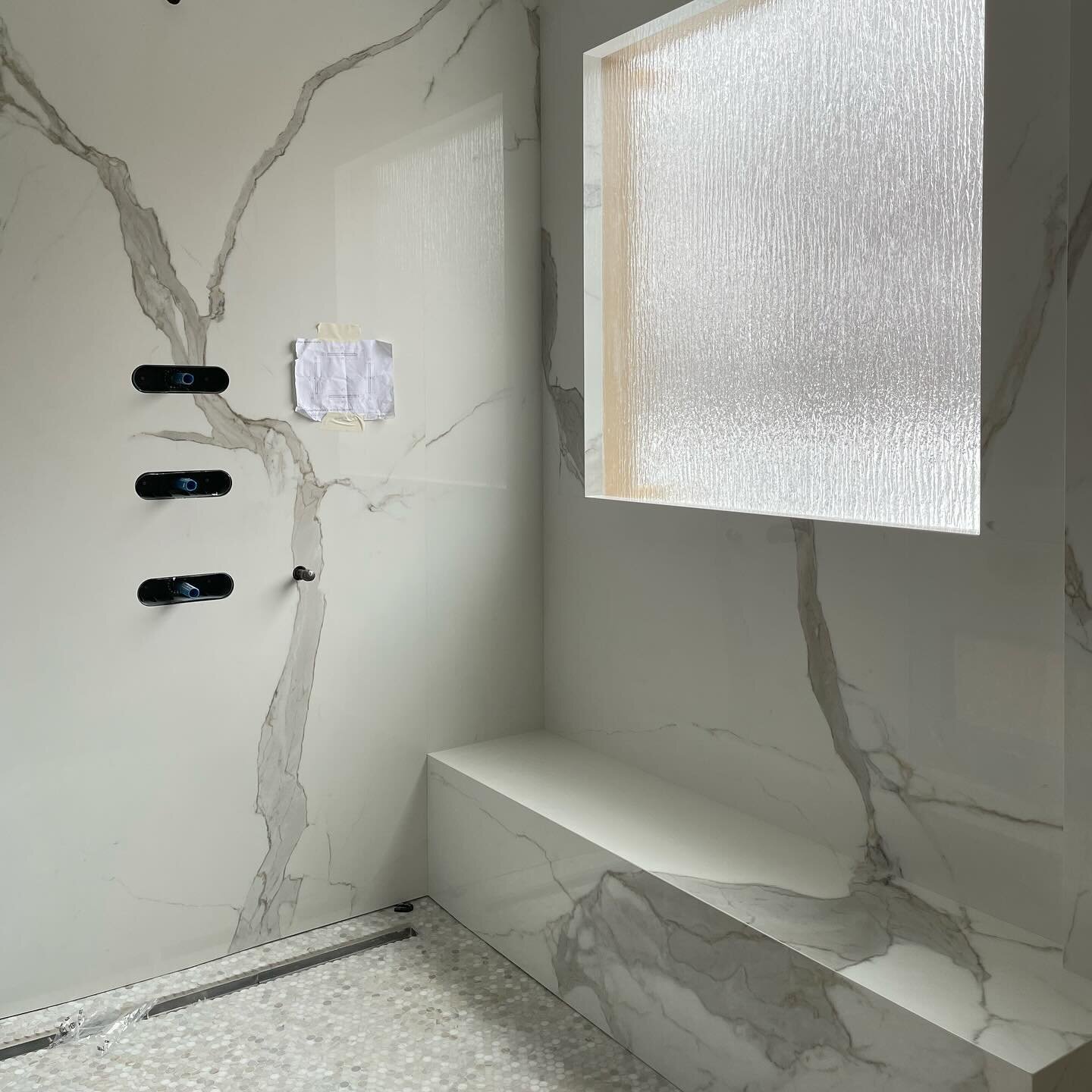 This #projectorrell principal bath is going to be a stunner! Just look at that porcelain! 🤩