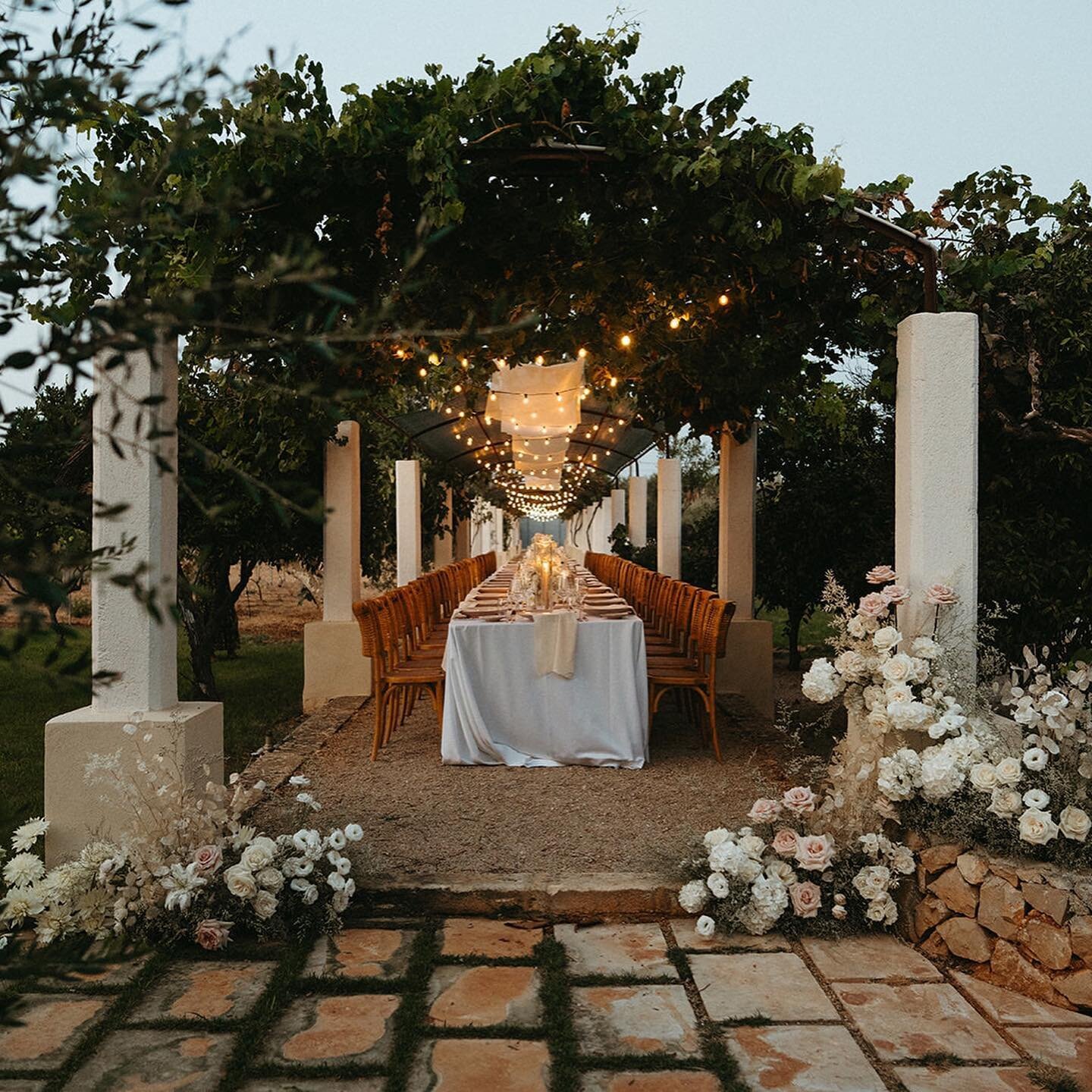 This wedding was SO 👏🏼 UP 👏🏼 OUR 👏🏼 ALLEY! 
⠀⠀⠀⠀⠀⠀⠀⠀⠀
Briena &amp; Wim gave us the opportunity to plan a &lsquo;&agrave; la Beloved Nomad&rsquo; wedding weekend for them and their closest friends and family in the South of Italy.
⠀⠀⠀⠀⠀⠀⠀⠀⠀
We k