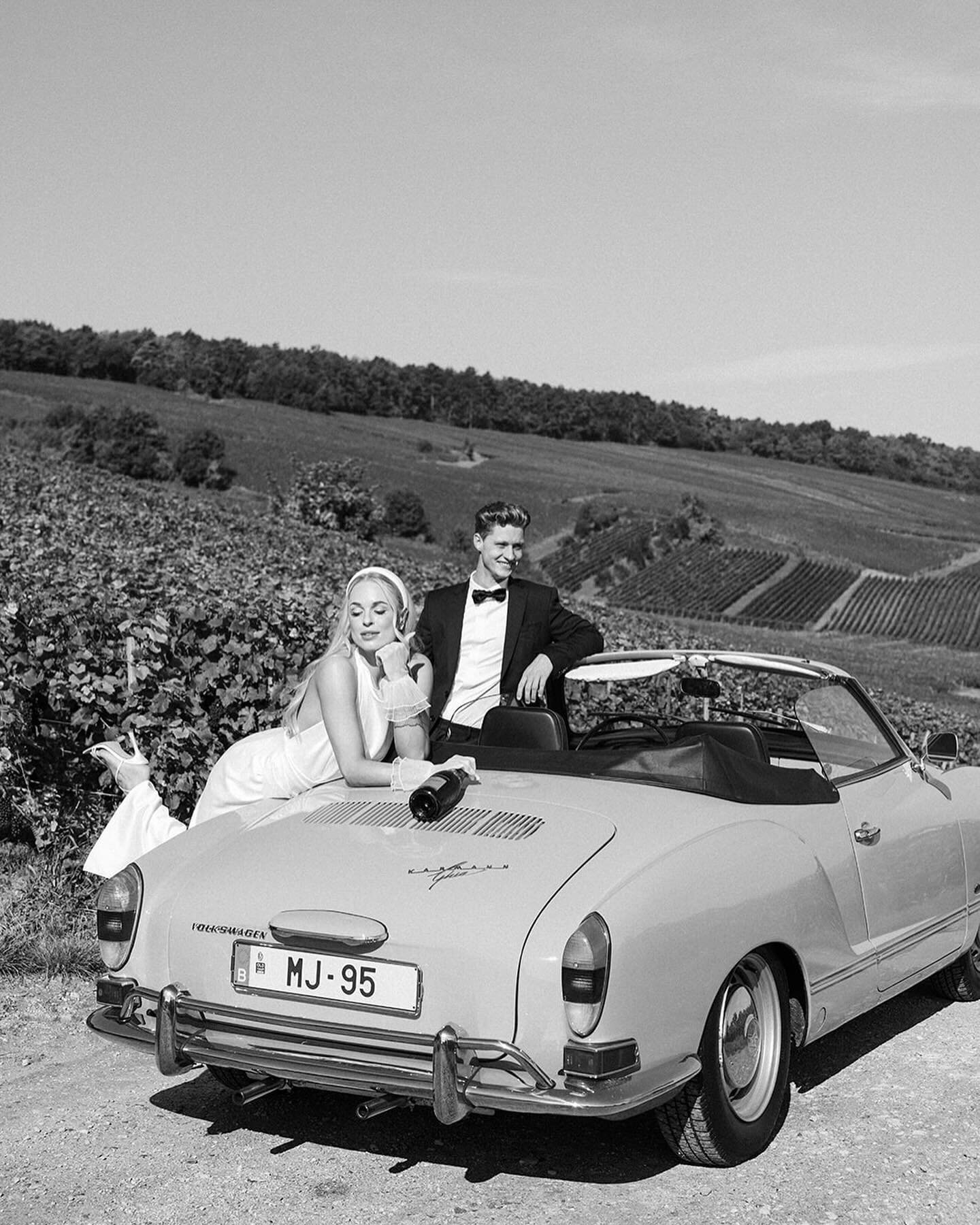 Reminiscing Sunday in my kitchen with a latt&eacute;, &lsquo;Kitchen Swagger&rsquo; on Spotify, looking through Esther &amp; Max&rsquo;s &lsquo;first look&rsquo; pictures in the &lsquo;Champagne gardens&rsquo; of France 🍾 these two 🤍.

📷 @studiole