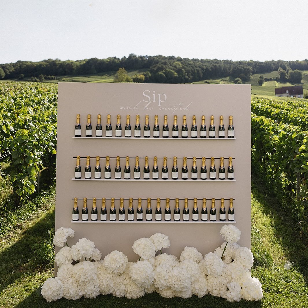 How else can we assist guests to find their seat other than presenting them with a personalized bottle of champagne with their name and table on it, WHEN YOU ARE LITERALLY IN THE CHAMPAGNE REGION? 🫣🍾 

Staying close with an event and styling concep