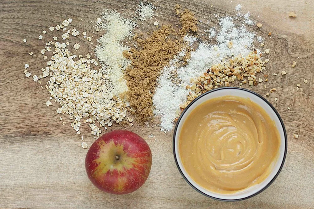 Ingredients to make apple and dulce de leche crumble