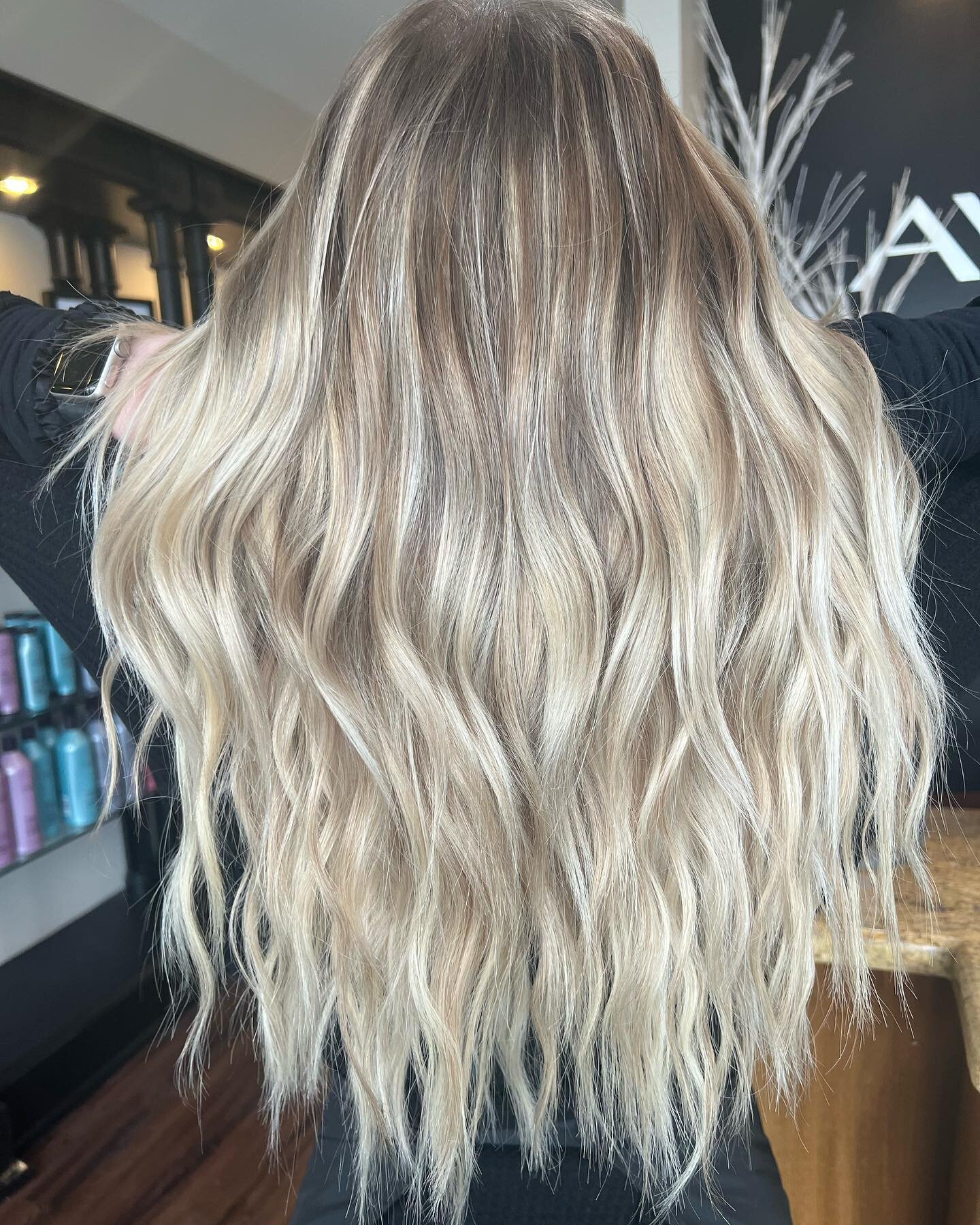 Who says you can&rsquo;t get length over night 🌙🌙🌙
Book your consultation today with Jen Pratt

#perfectressextensions #perfectress #perfectress_us #perfectresshairextensions #behindthechair #behindthechairstylist #jenpratt ##phillyhairstylist #co