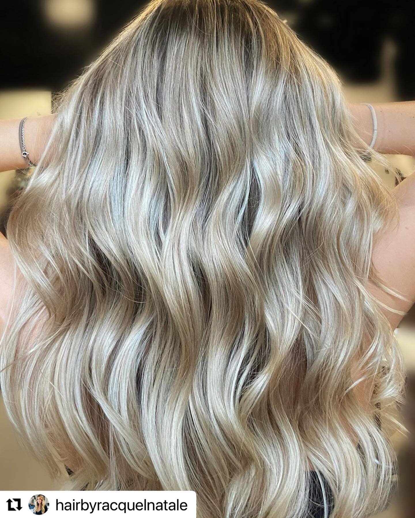 Are you feeling BEACHY yet ???🏖🏖🏖

#goldwellcolor @goldwellus #topchicgoldwell #topchic #orbieobsessed #orbiehair #behindthechairstylist #behindthechair #blonde #blondebalayage #blondehighlights #blondehair #blondespecialist #blonds #hairbrained #