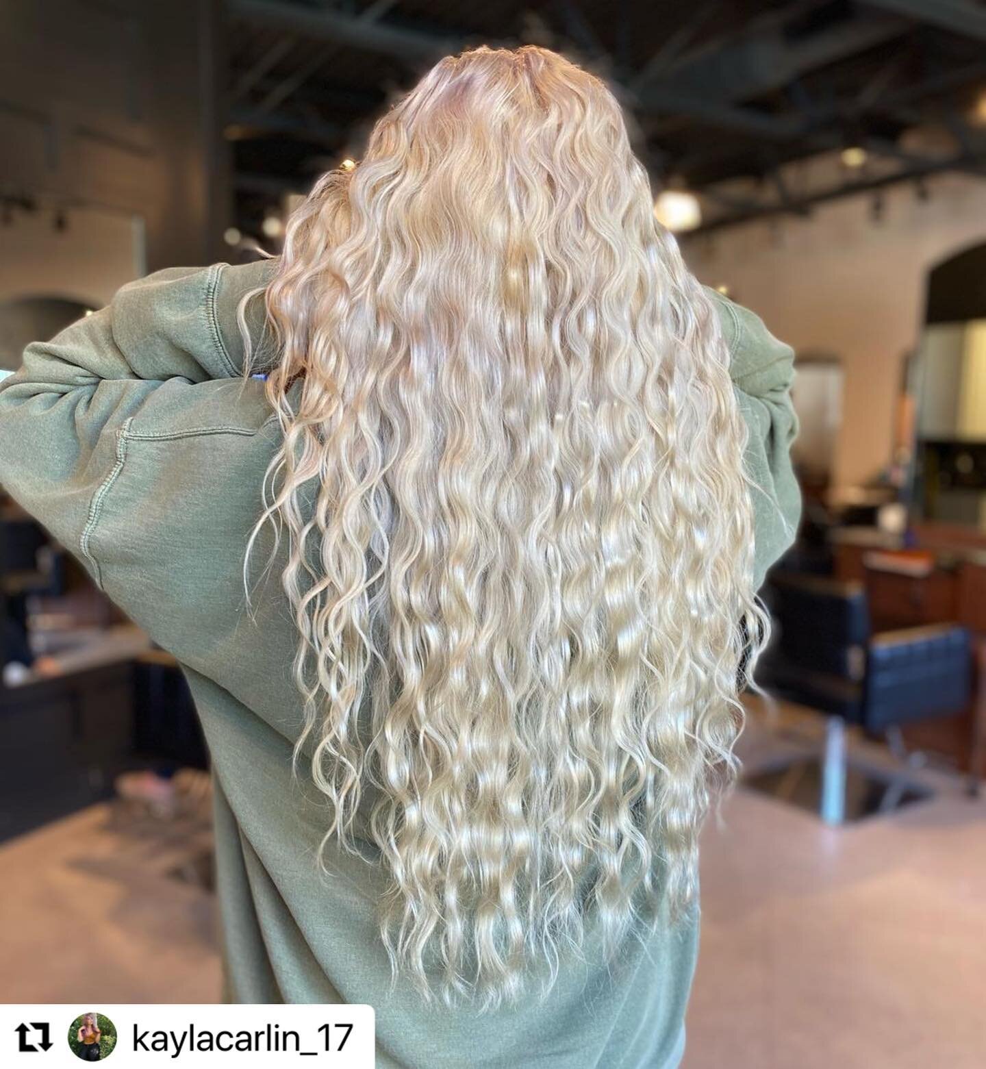 A sea of waves 🌊 🌊🌊🌊

#blonde #blondehair #blondes #blondehighlights #behindthechair #behindthechairstylist #amika #goldwell #collegevillepa #waveyhair #curling #curlinghair #curlingiron