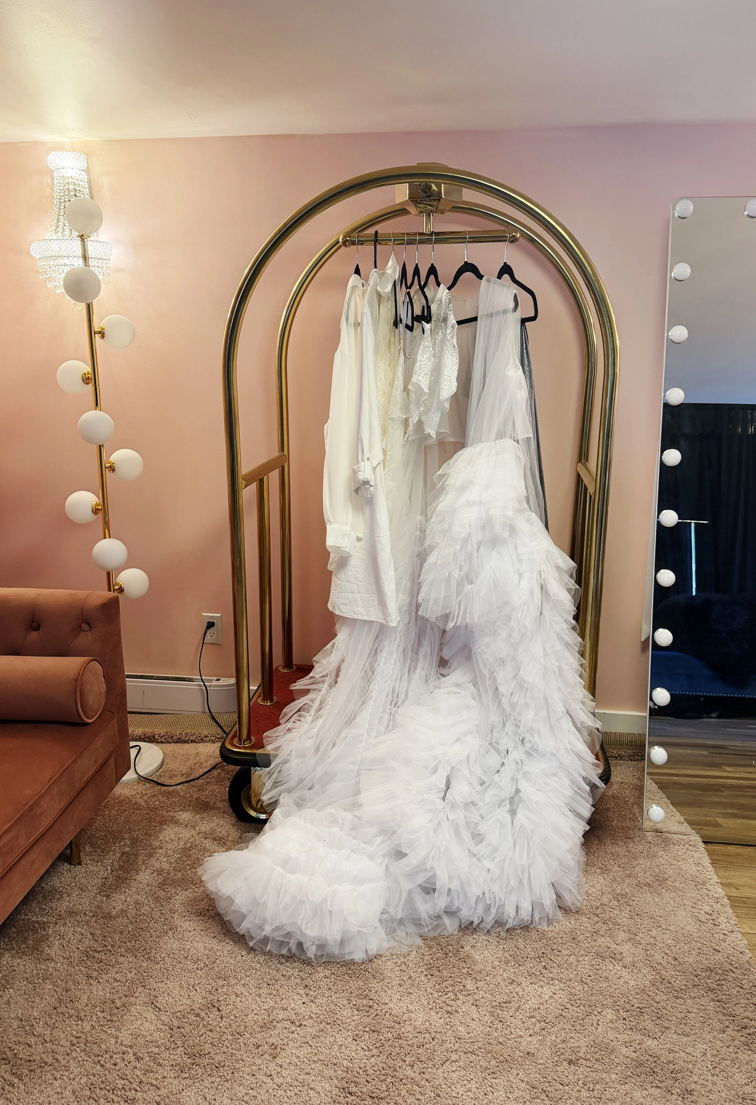 behind the scenes - montreal boudoir - wardrobe - bridal boudoir.JPG