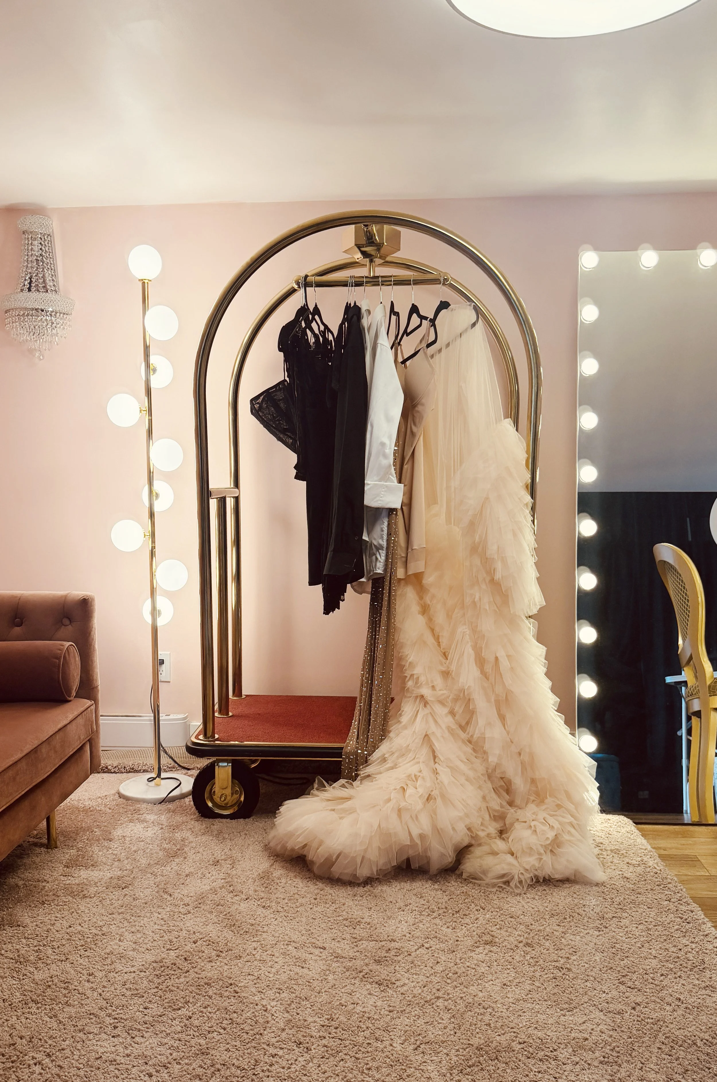 behind the scenes - montreal boudoir - glam room 4.jpg