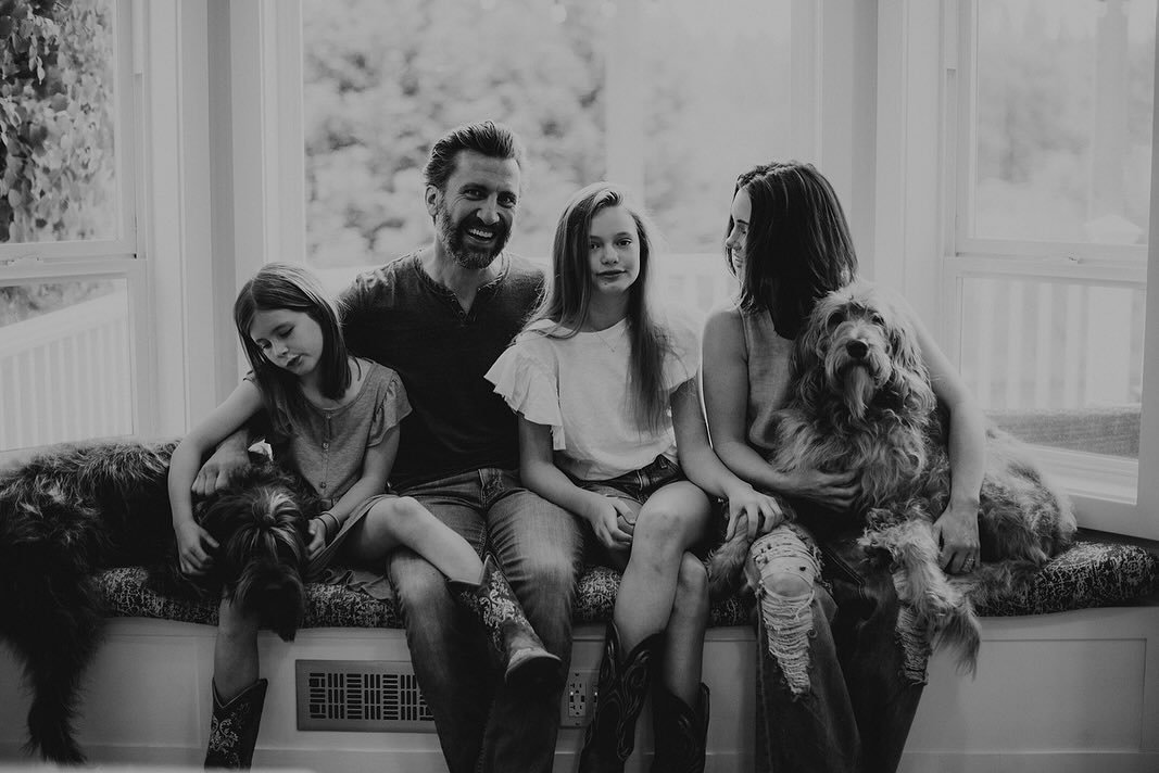 Your people, your pets, in the space you do life together&hellip;that&rsquo;s a family session at home. 

#clickphotoschool
#clickcommunity 
#clickproelite 
#seattlefamilyphotographer 
#kirklandfamilyphotographer
#bellevuefamilyphotographer
#shorelin