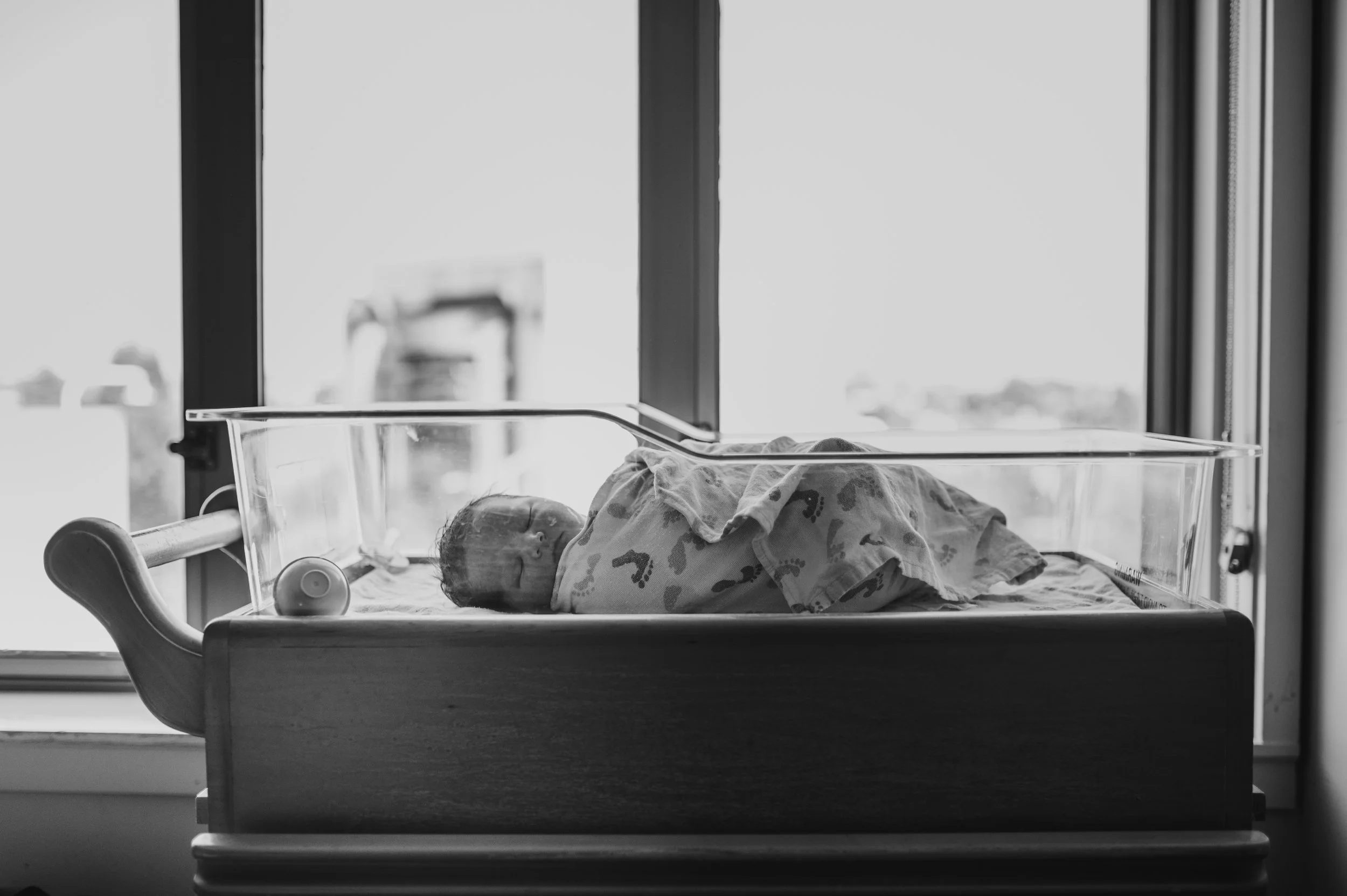 fresh 48 newborn session in hospital room 