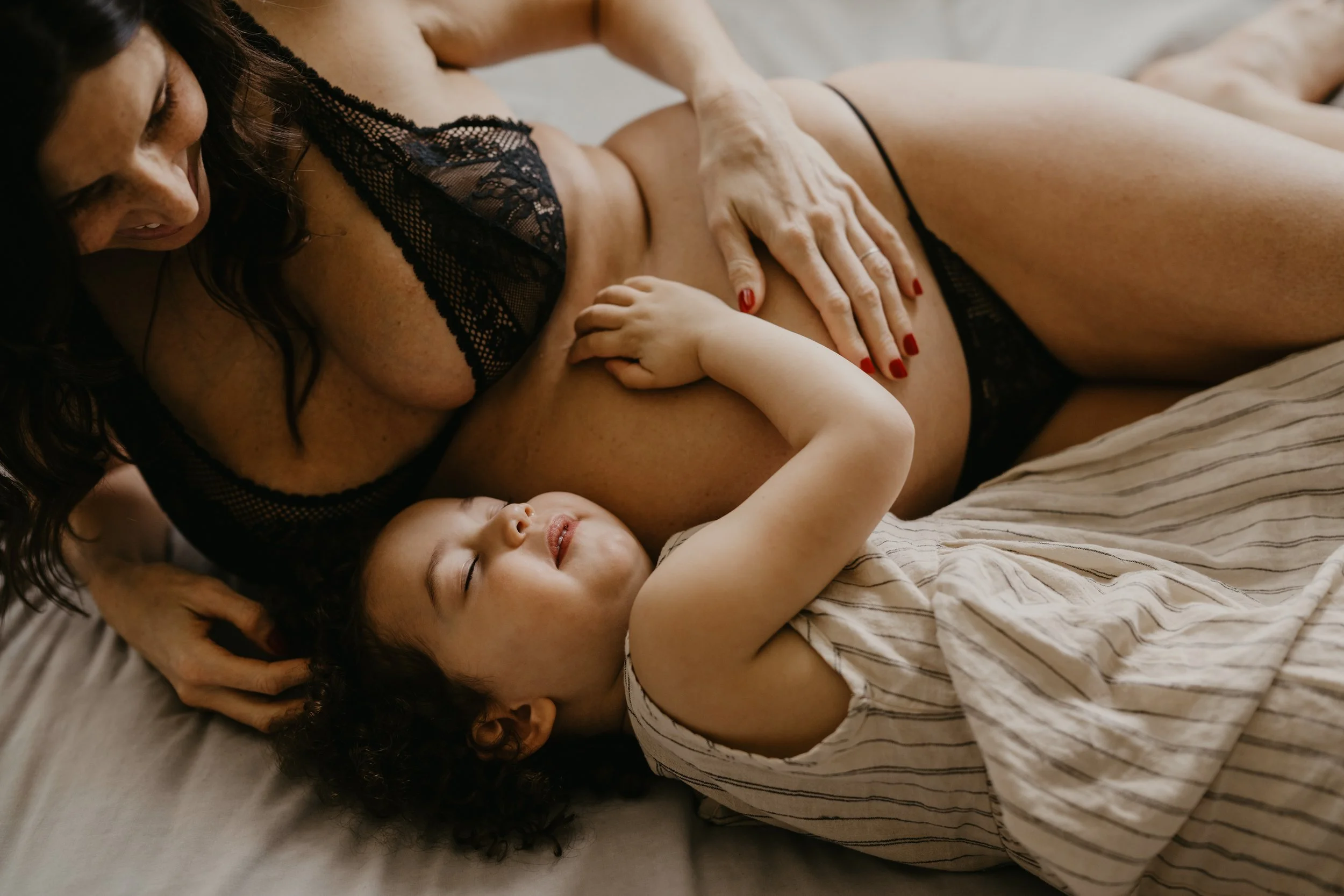 In home maternity session Bellevue