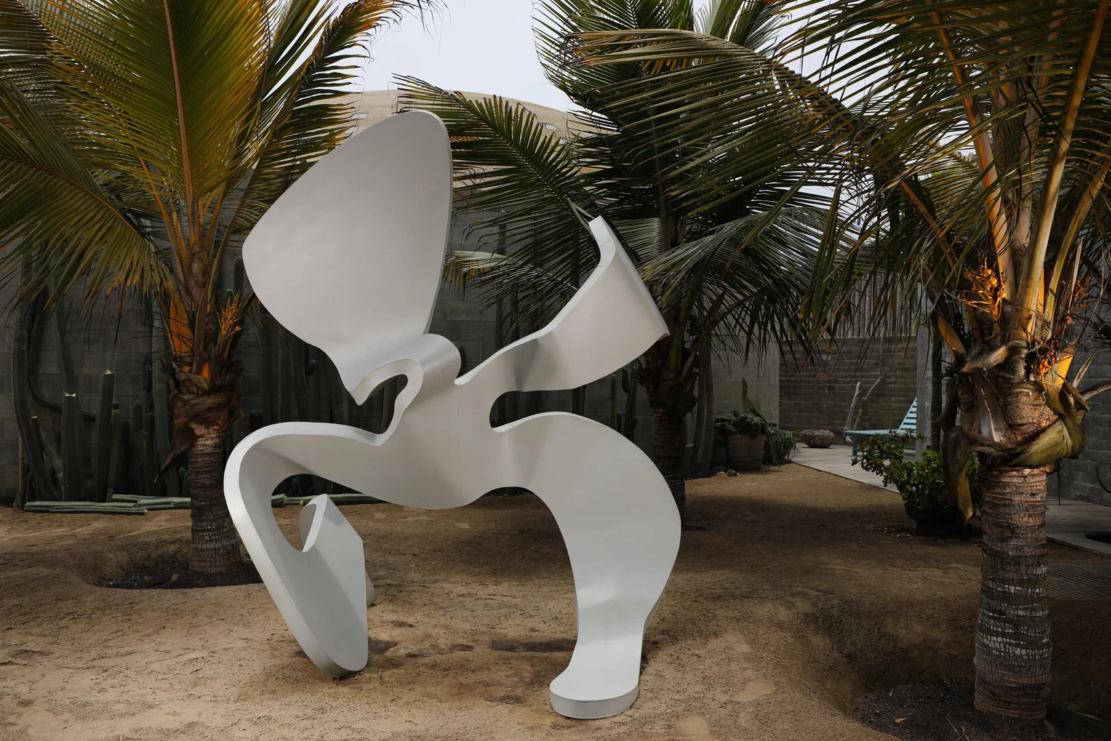 Hare / 2018 / Aluminium sculpture / 210 x 185 x 190 cm