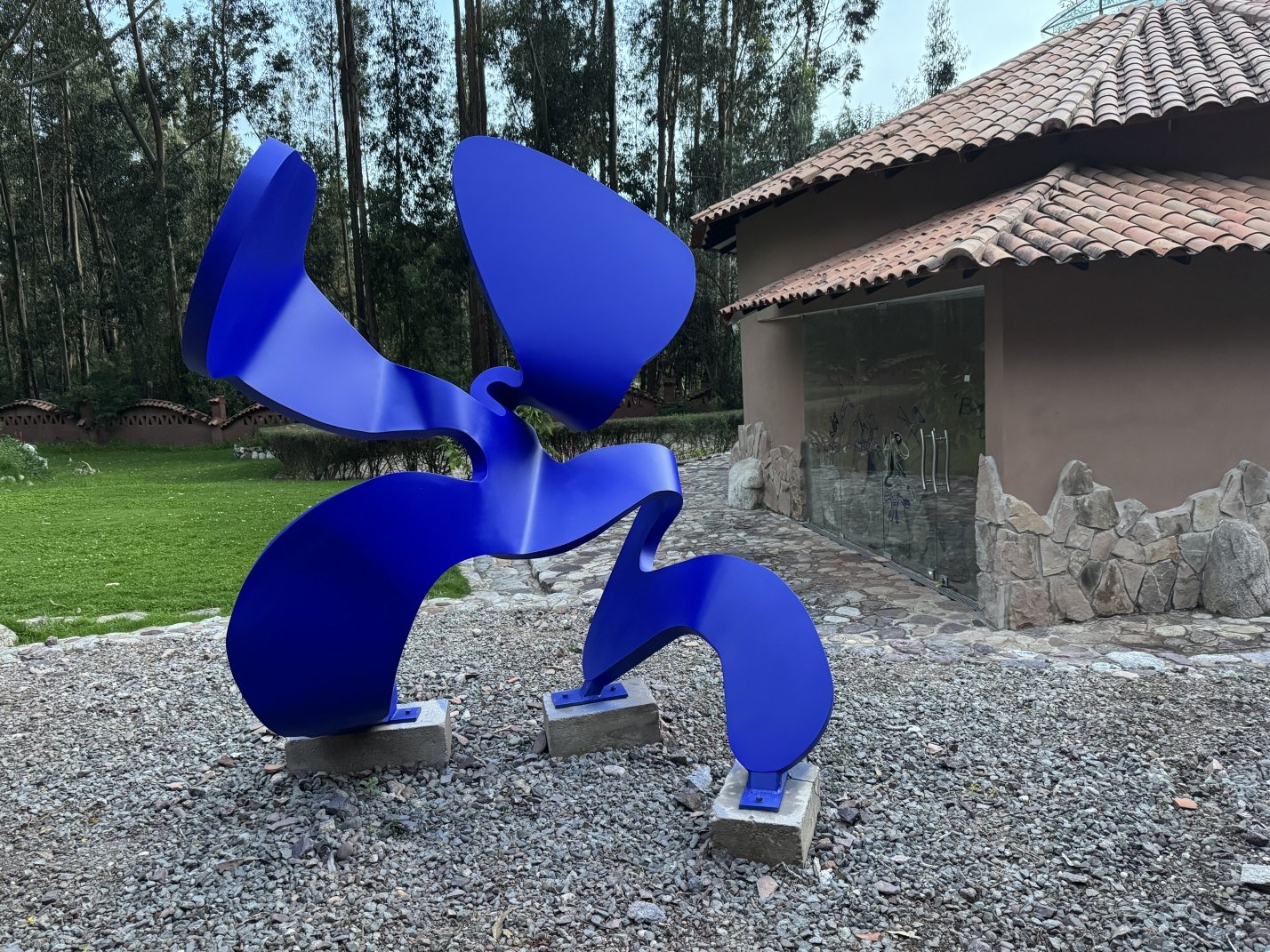 Hare (Blue) / 2024 / Aluminium sculpture / 210 x 185 x 190 cm