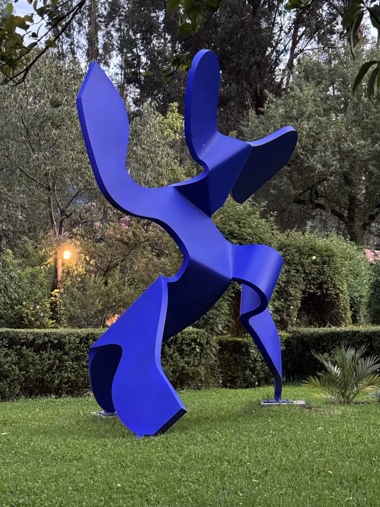 Moving blue / 2023 / height 330cm / aluminum, painted / La Casitas de Niños de Arco Iris Urubamba