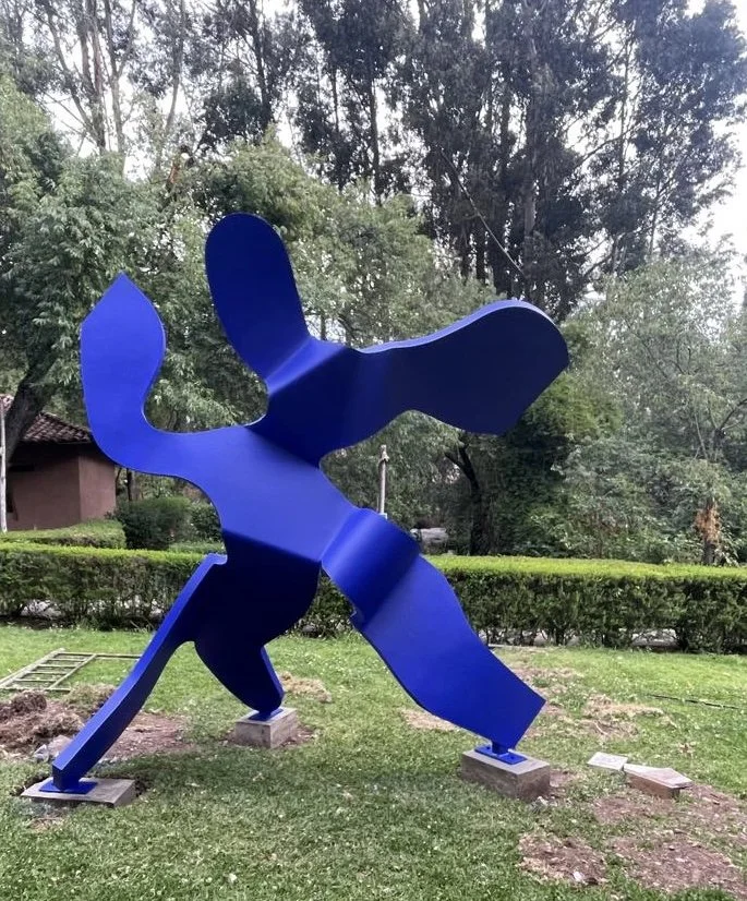 Moving blue / 2023 / height 330cm / aluminum, painted / La Casitas de Niños de Arco Iris Urubamba