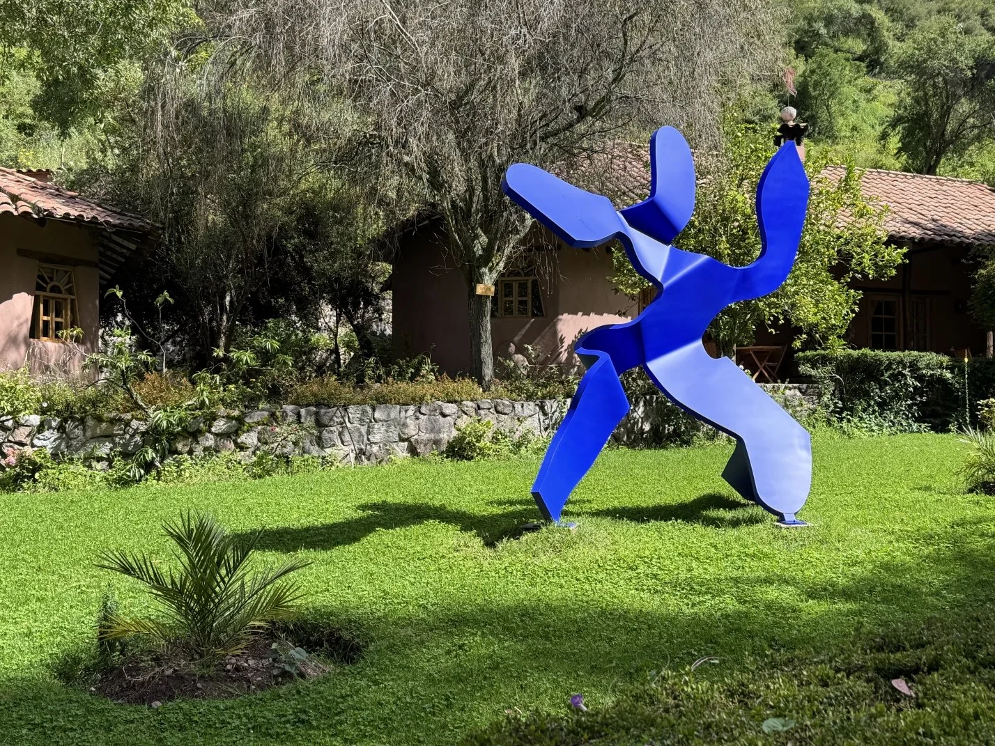 Moving blue / 2023 / height 330cm / aluminum, painted / La Casitas de Niños de Arco Iris Urubamba