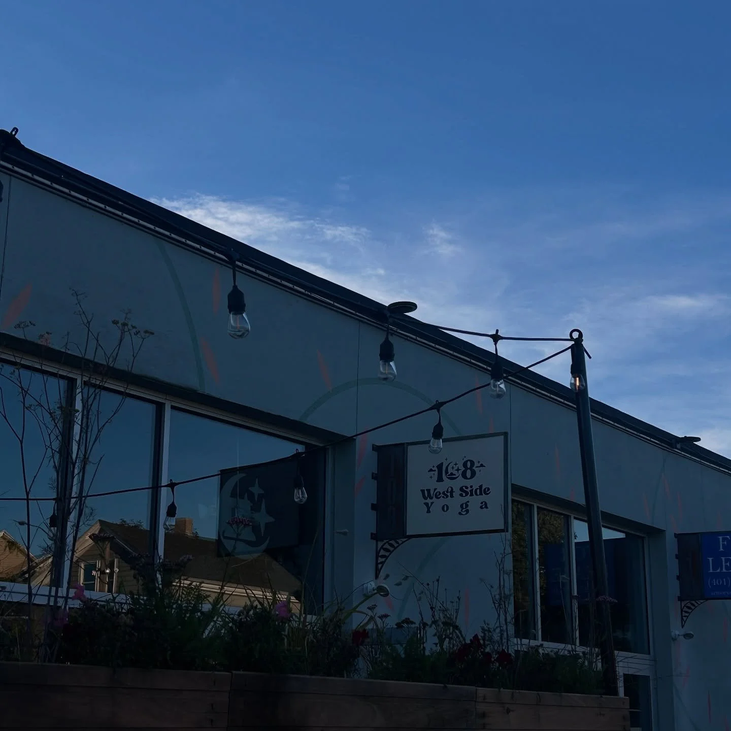 And that’s a wrap on week 4 of our Yoga Teacher Training (can you believe it!) Shoulders, Chakras & Surya Namaskara (Sun A) ππ and a whole lot of @corey_on_earth with a fun teach in from @flowstatecait π§‘ of course missing our girl Emily