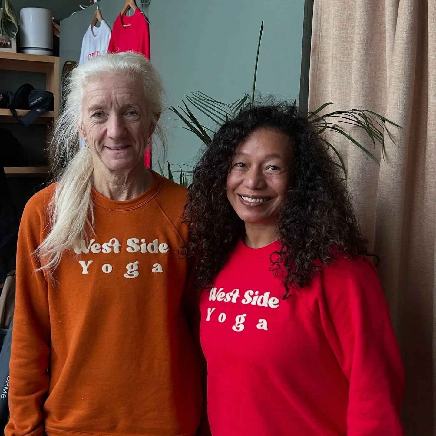 Weekend 7 of our YTT 🤸&zwj;♂️🫂🧡
- Matching moment with our friends in West Side cozies 
- Guest Lecturer Joe with part 2 of our discussion of the Bhagavad Gita ⚔️ 
- Nervous system, Circulatory system &amp; more Pranayama 🌬️🌀

we love learning i