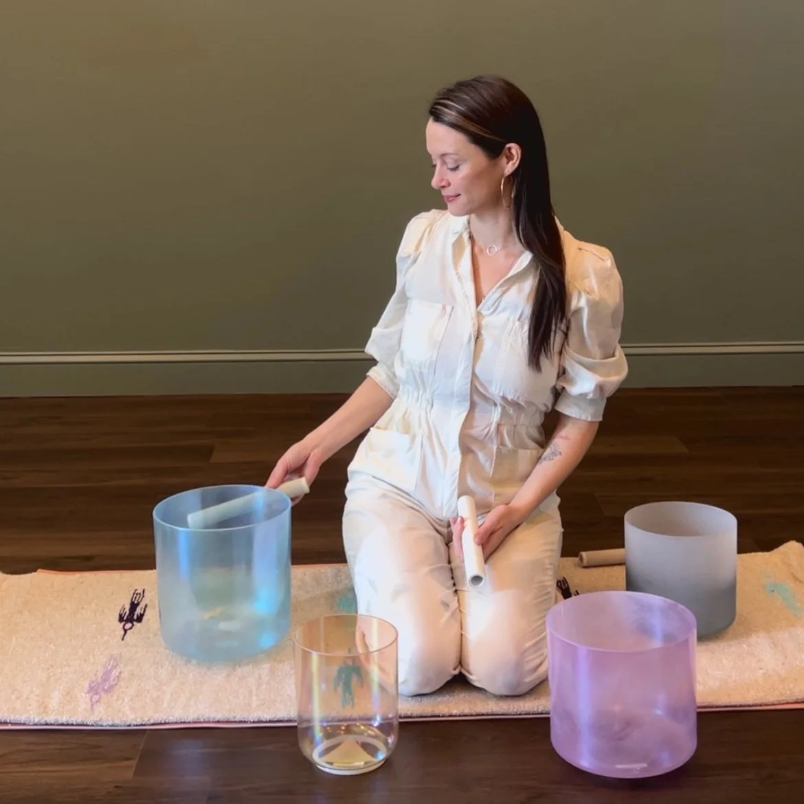 Once you&rsquo;ve experienced an Alchemia Sound Bath, you&rsquo;ll find yourself craving that deep, dreamy stillness again ☁️🎶💫
Join Nicole on Sunday, April 26th from 5:30&ndash;7:00 PM for a meditative journey designed to restore, soften, and real