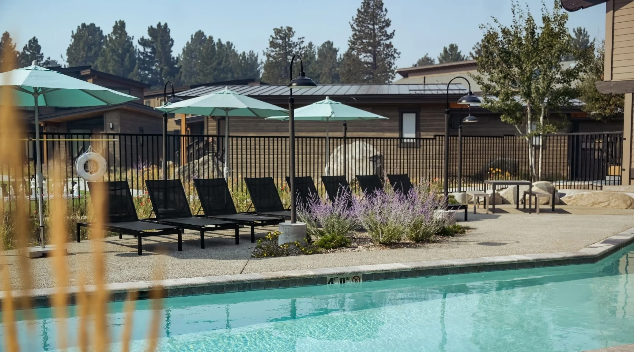 outbound-mammoth-amenities-pool-and-hot-tub.jpg