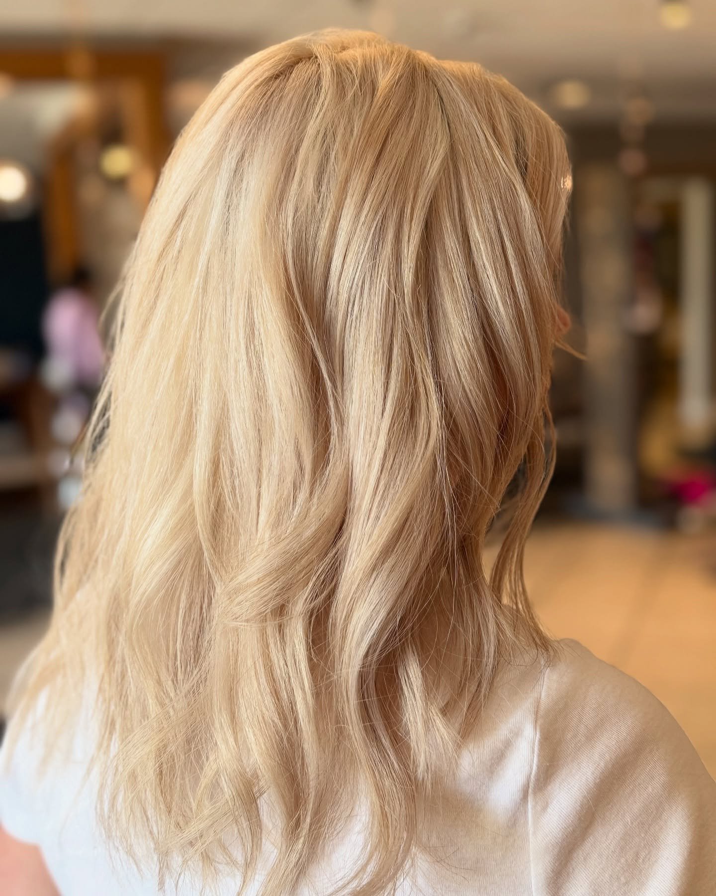Swipe for some serious back-to-back foiling &gt;&gt;

&bull;
&bull;

This high-impact blonde by @sunshine_healinghair is STUN👏NING👏!

And surprise, it&rsquo;s Aimee&rsquo;s new look! Even hair stylists need to get their hair done💁&zwj;♀️

#backtob