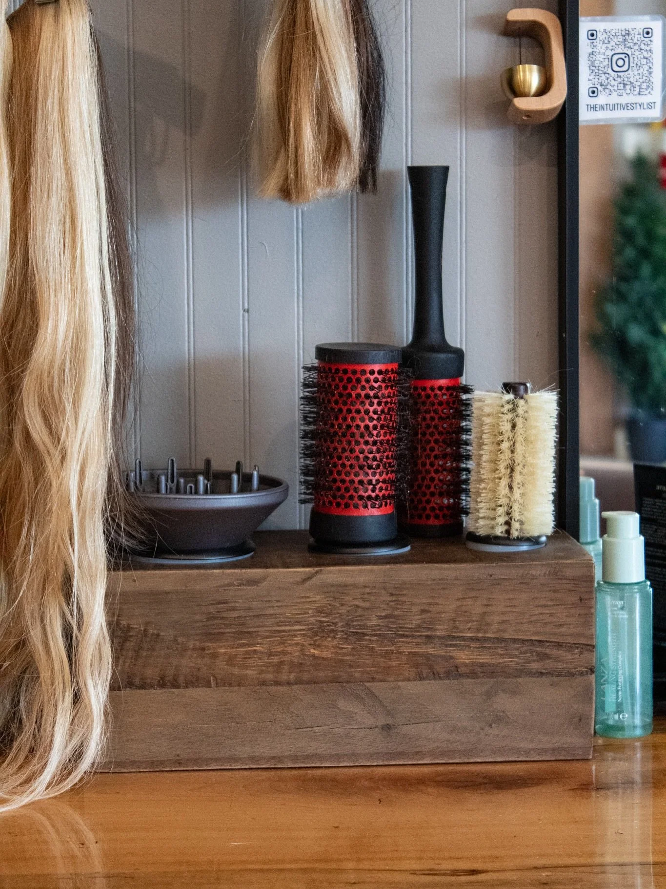 Romanticizing our salon life 💋

&bull;
&bull;

#salonlife #salon #salonviews #lanzasalon #romanticizinglife #romanticizingroutines #mindbodywellness #lanzahealingcenter #lanzahealinghaircare #lanzahealingcolor #lanzalife #salonct #salonnearme #moder