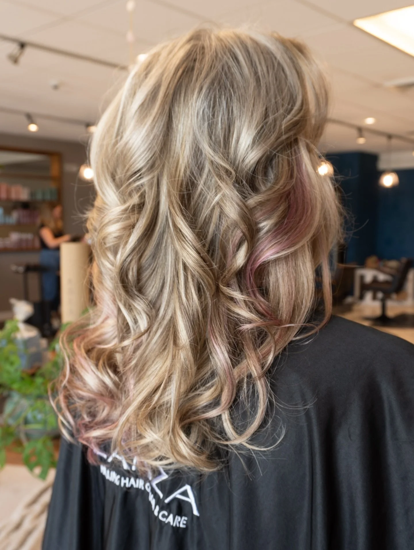 We love a little drama🤭, and what&rsquo;s more dramatic than a pop of color to spice up your blonde?

Love it? Tell us in the comments &gt;&gt;

&bull;
&bull;

Hair: @hairartist_by_aimee 

#lanzablondes #popofpink #pinkhairdontcare #boldhaircolor #l