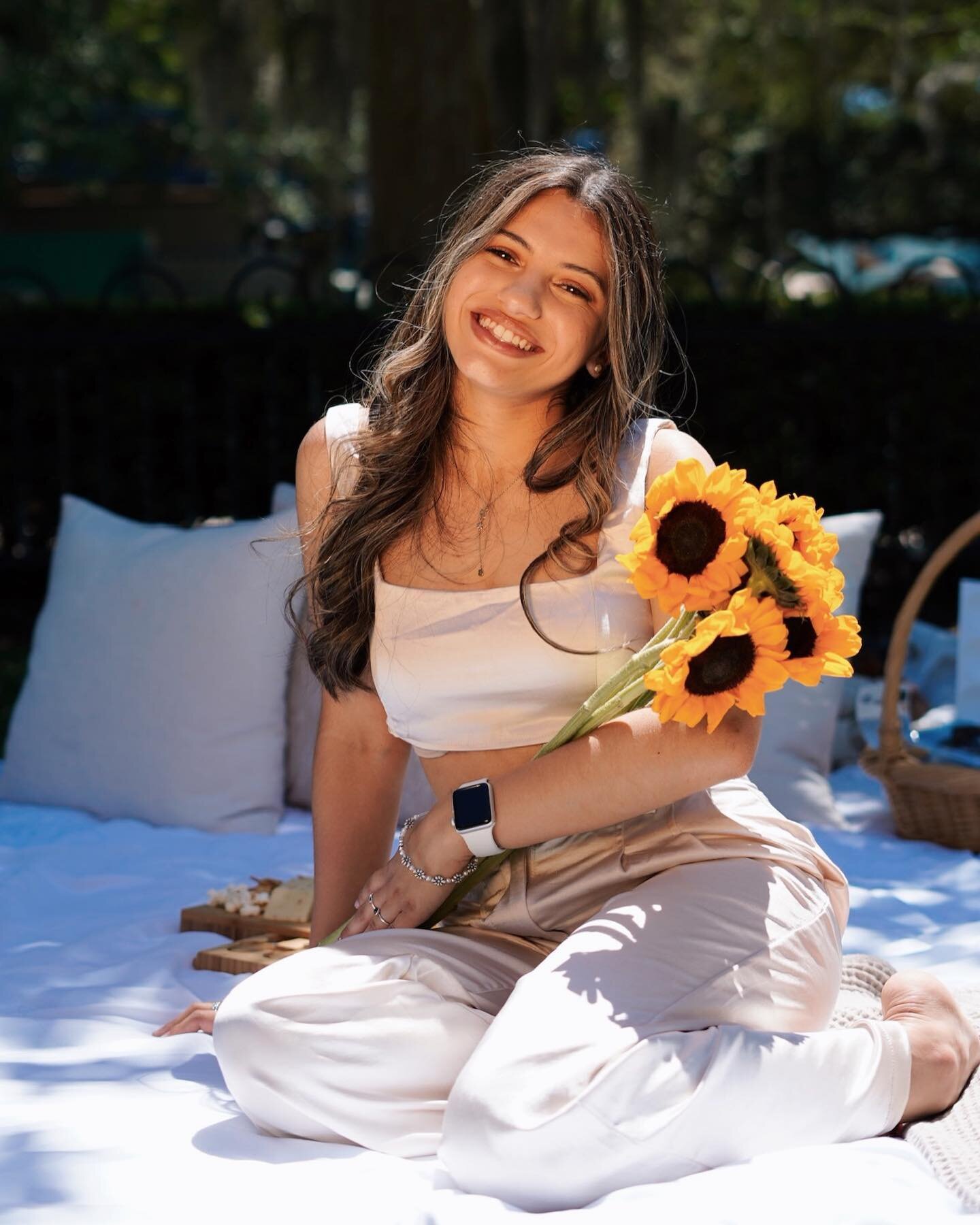 🌻&ldquo;Make it like a sunflower.&rdquo;🌻
&bull;
&bull;
&bull;
&bull;
&bull;
&bull;
#birthdayphotoshoot #orlando #puertorico #picnic #photographer #fotografa