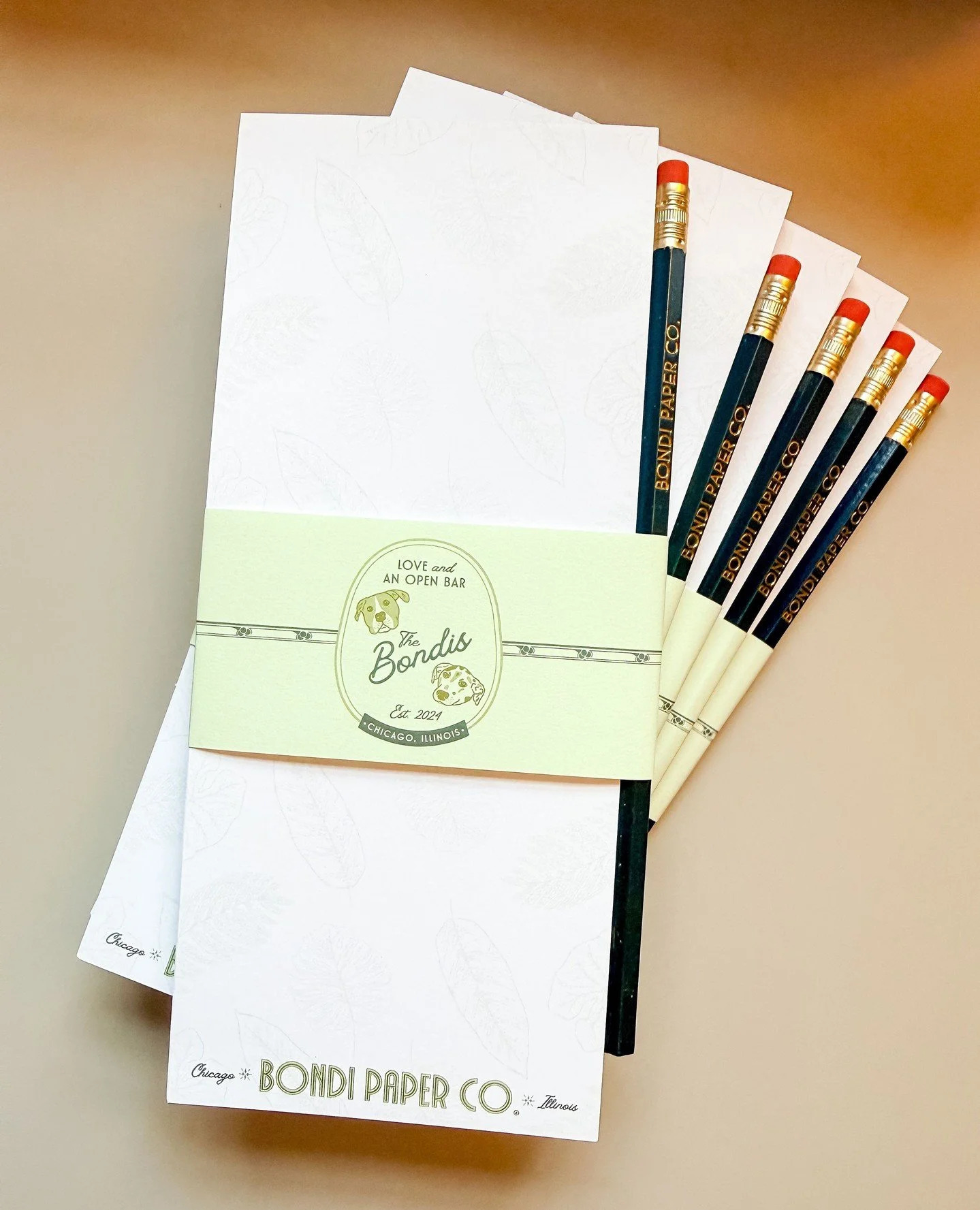 Custom notepads wrapped with coordinating pencils — a guest gift that’s equal parts style and substance. 🗒️✏️
We carried this couple’s color palette, design elements and typography through every detail, including this keepsake t