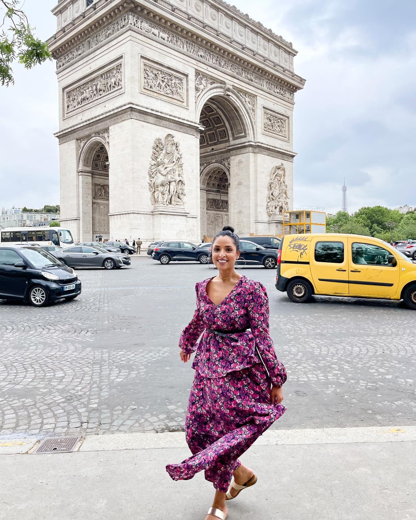Twirling into the weekend like.. Hope you all have an amazing one! 💜 

Share any fun weekend or travel plans below👇🏽

.
.
.
.
.
.
#happyfri #friyayvibes #weekendtravels #parisianstyle #vacationstyle #vacationootd #weekendsinparis #summerinparis #p