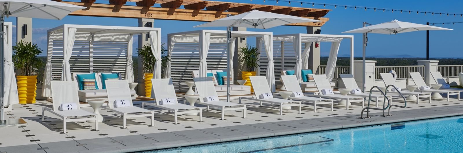ak-vpsak-our-relaxing-poolside-lou-31779_Pano-Hor.jpg