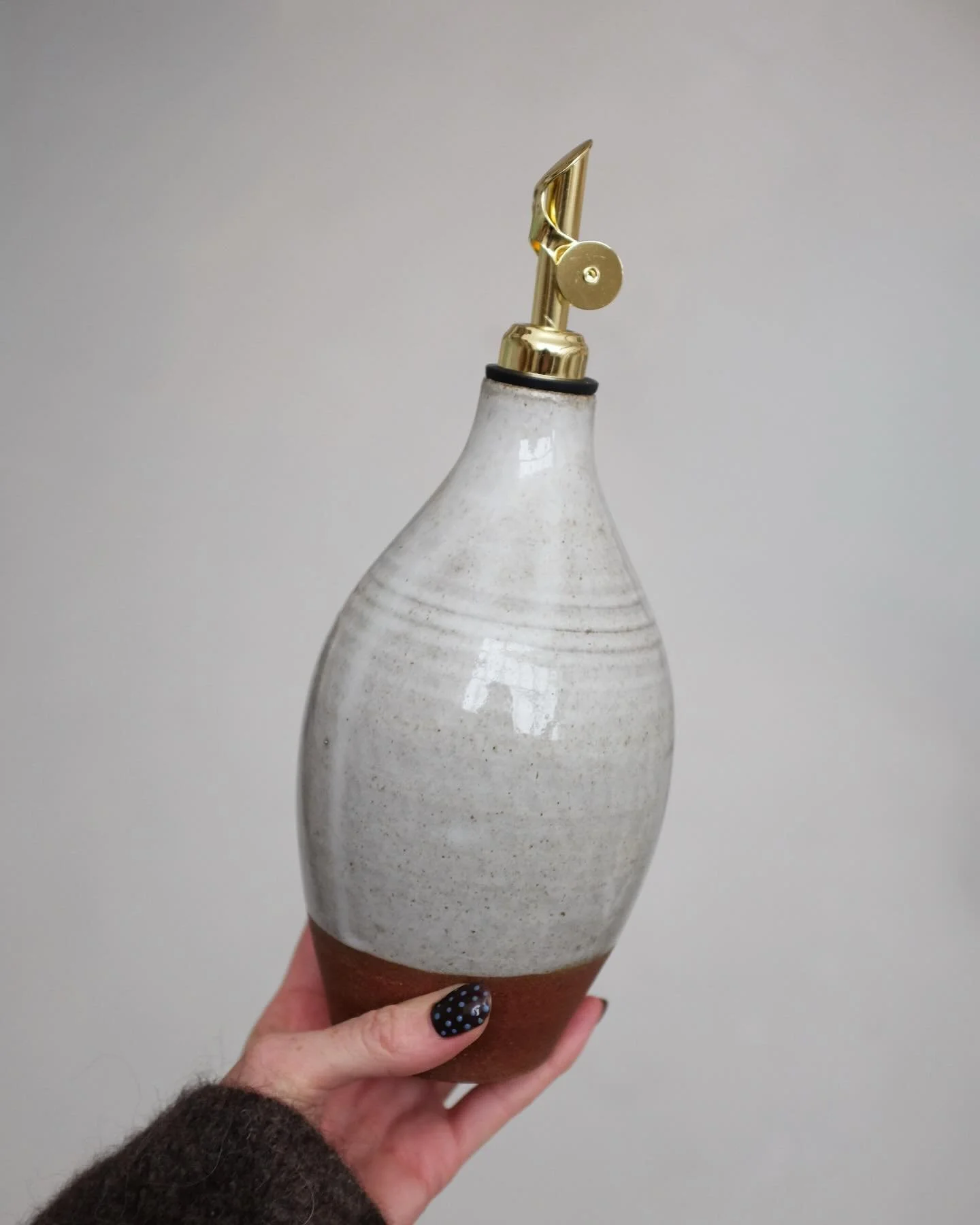 A peek at what&rsquo;s joining the online shop this week&hellip; 

#ceramics #pottery #homedecor #terracotta #oilpourer #handmademug #vase #shopssmall #londonpotters