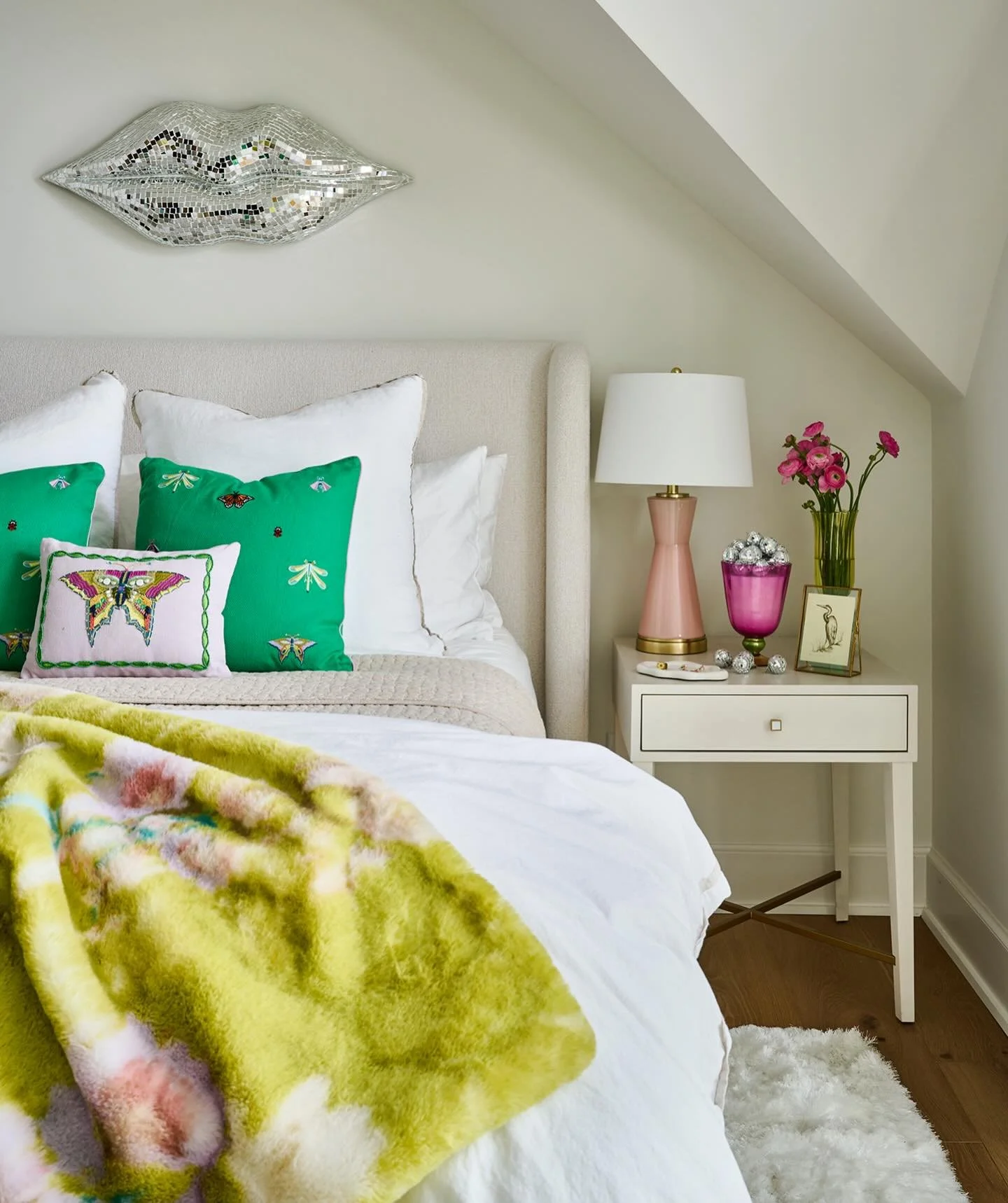 Disco ball kisses are the best kisses! Wishing you plenty of hugs and kisses from the ones you love tomorrow and everyday! XOXO💋🫶🏾✨

📸 @mm_photo_inc
Styling @elissabenziestyle 

#valentinesday #discokisses #popart #love