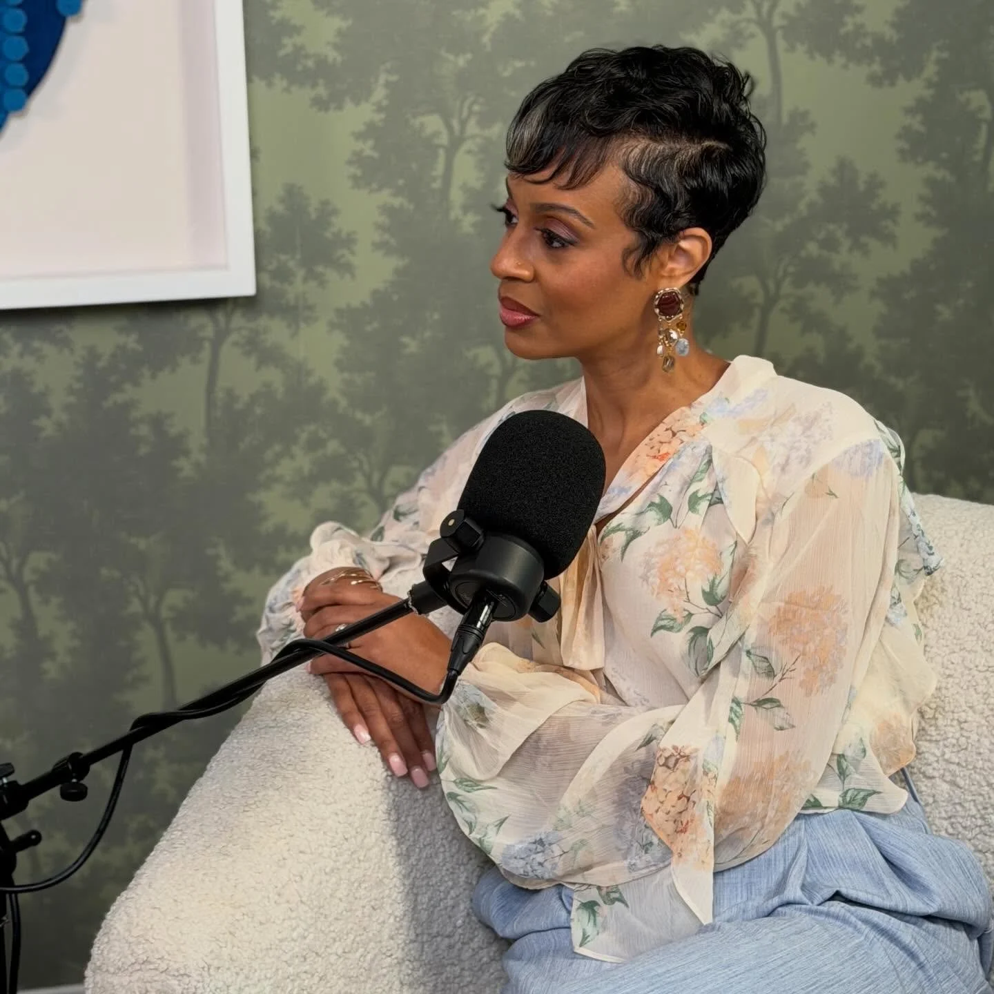 Ooooo&hellip;they let me have a microphone. Can&rsquo;t wait to share this episode with y&rsquo;all! Thank you @hamiltonhousemedia @suzannachamilton for inviting me to run my mouth a little.✨