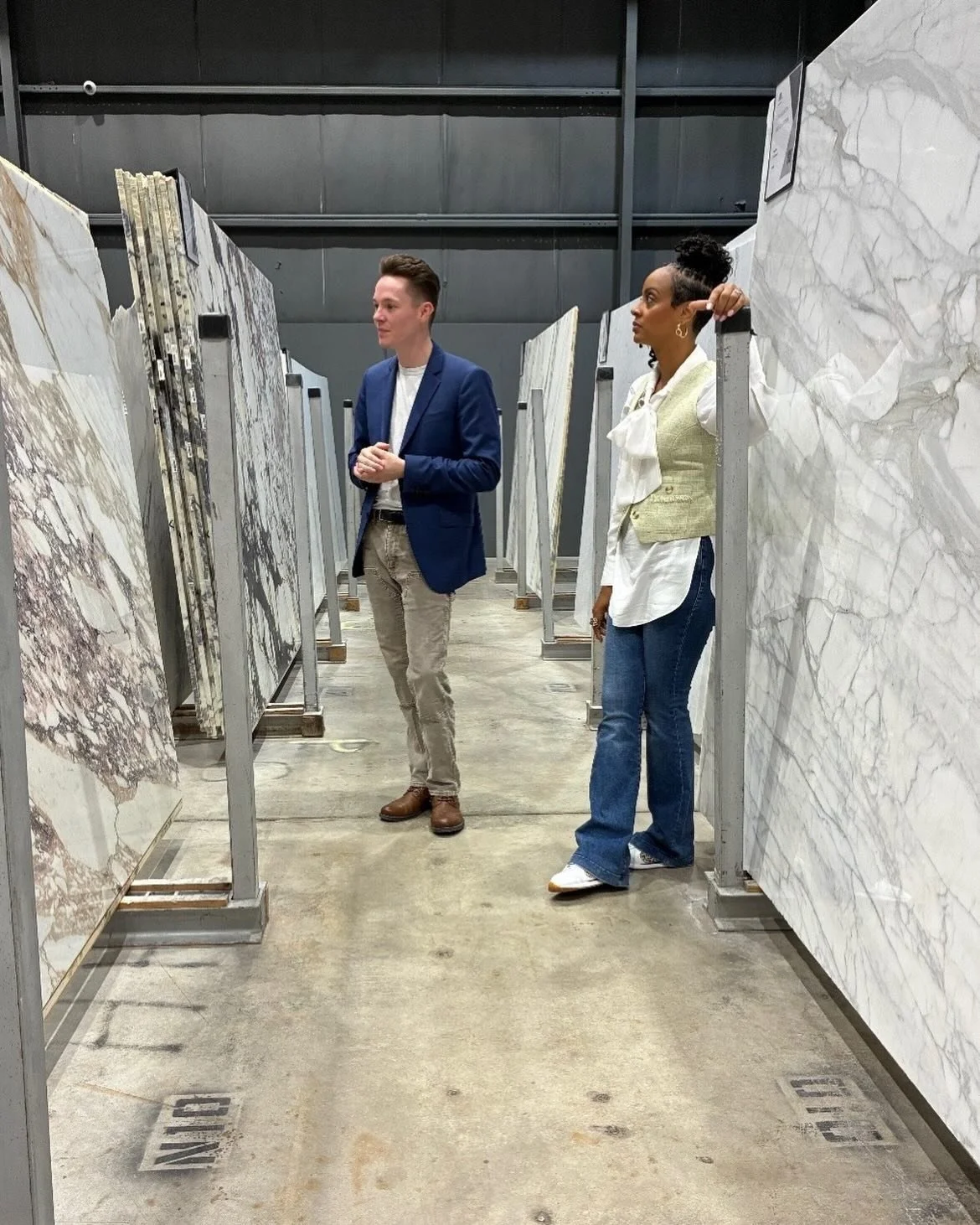 Took a tour of one of my fave stone showrooms, @marminaturalstone. I was like a kid in a candy store, especially when we rolled up on a slap made of glitter. Y&rsquo;all know I love me some sparkles.✨ I&rsquo;m always impressed by the artistry our pl