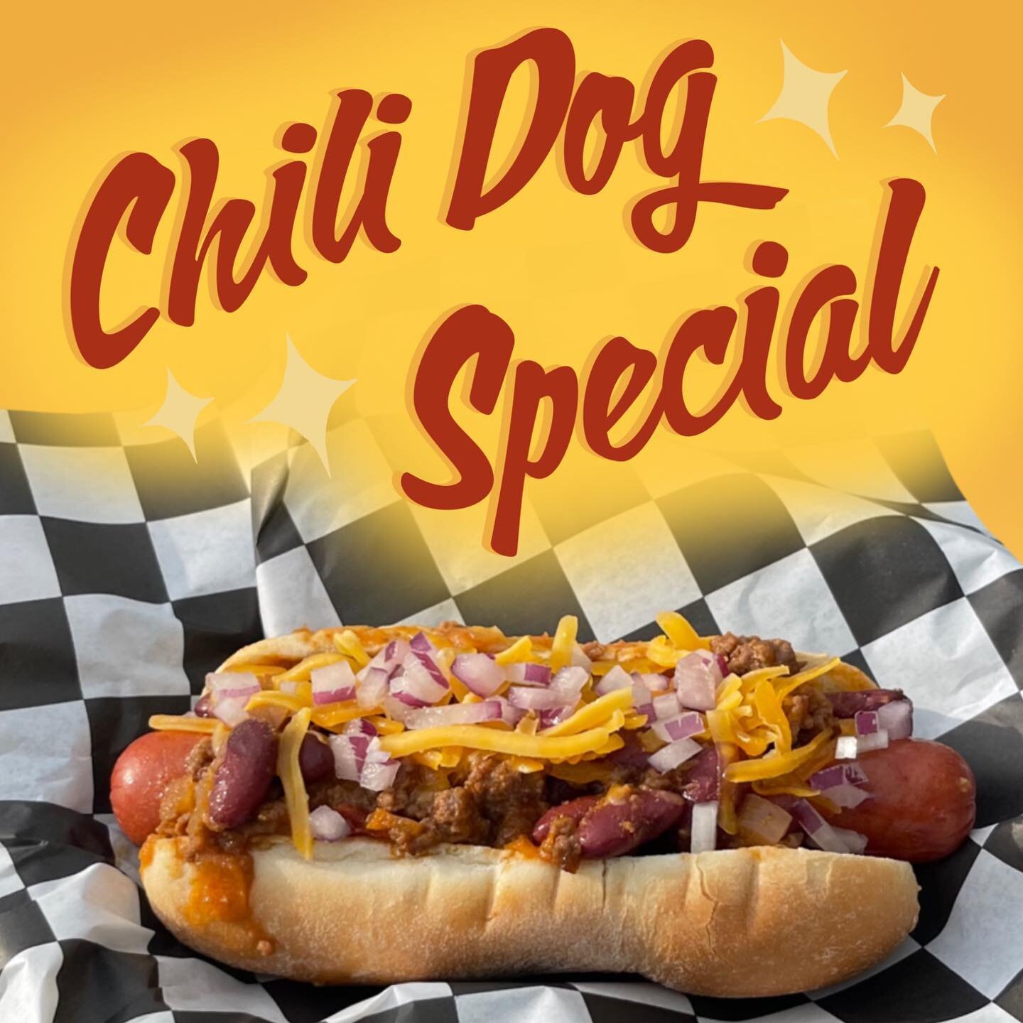 Come suck on this chili dog! 🫡🌭🇺🇸Toasted bun, beef dog, beef n bean chili, shredded cheddar and red onions 🤤
