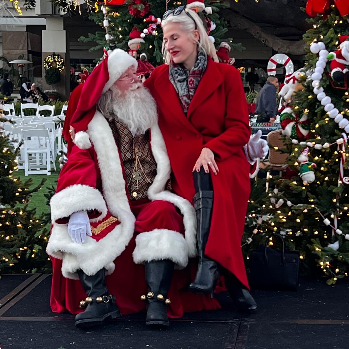 Discussing important matters such as who&rsquo;s going to be on the third season of the White Lotus. 

Happy Friday! 

#whitelotusseason2 #whitelotus #fun #santamonica #fairmont #happyholidays #santa #december