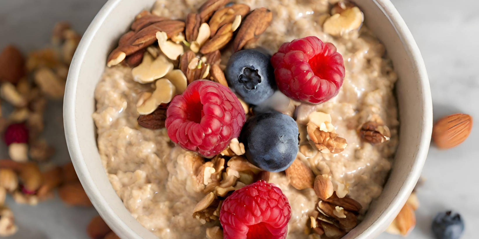 Oatmeal Bowl with Berries and Nuts — eat volYUM