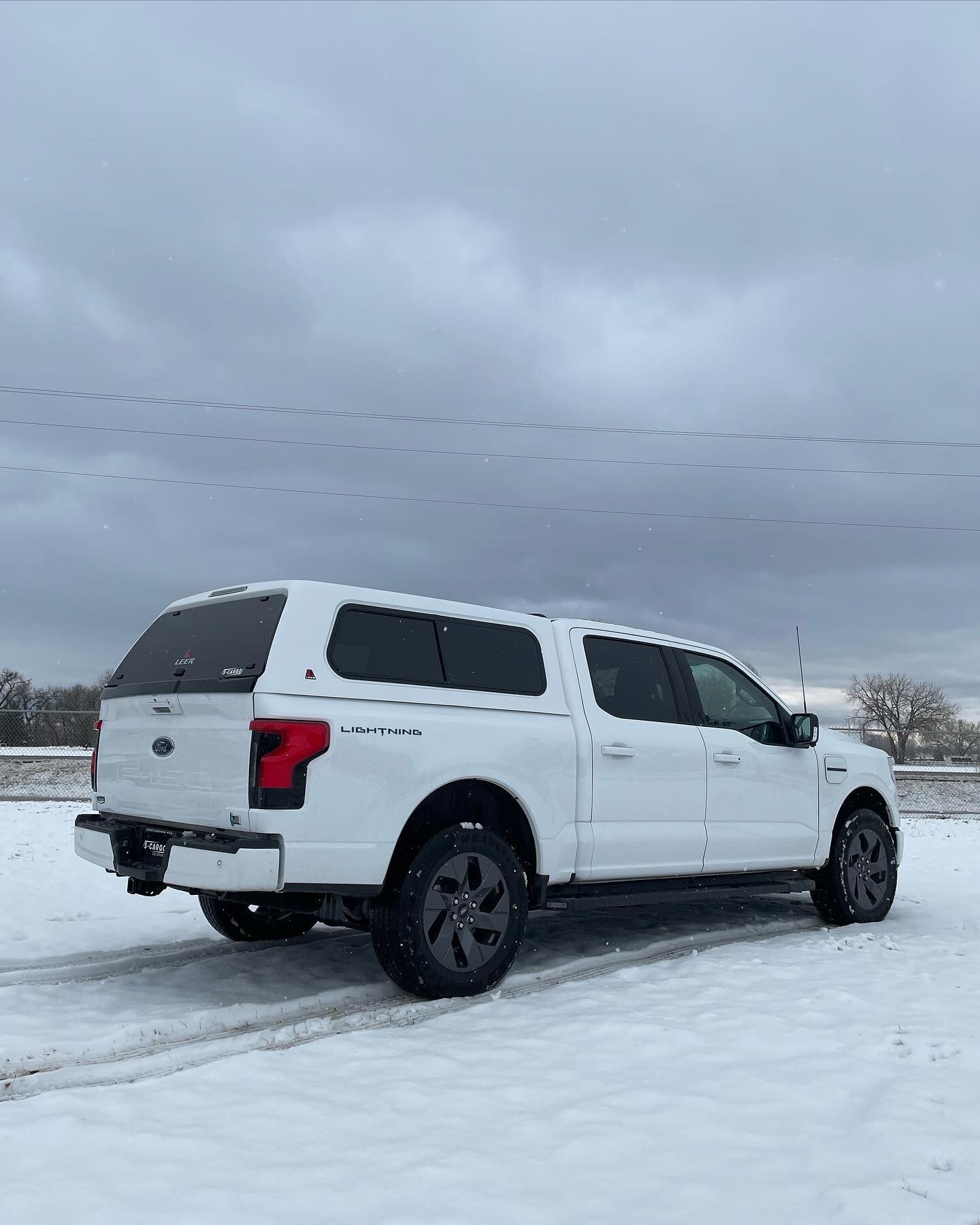 The LEER 100XR looks awesome on this new F-150 Lightning! ⚡️