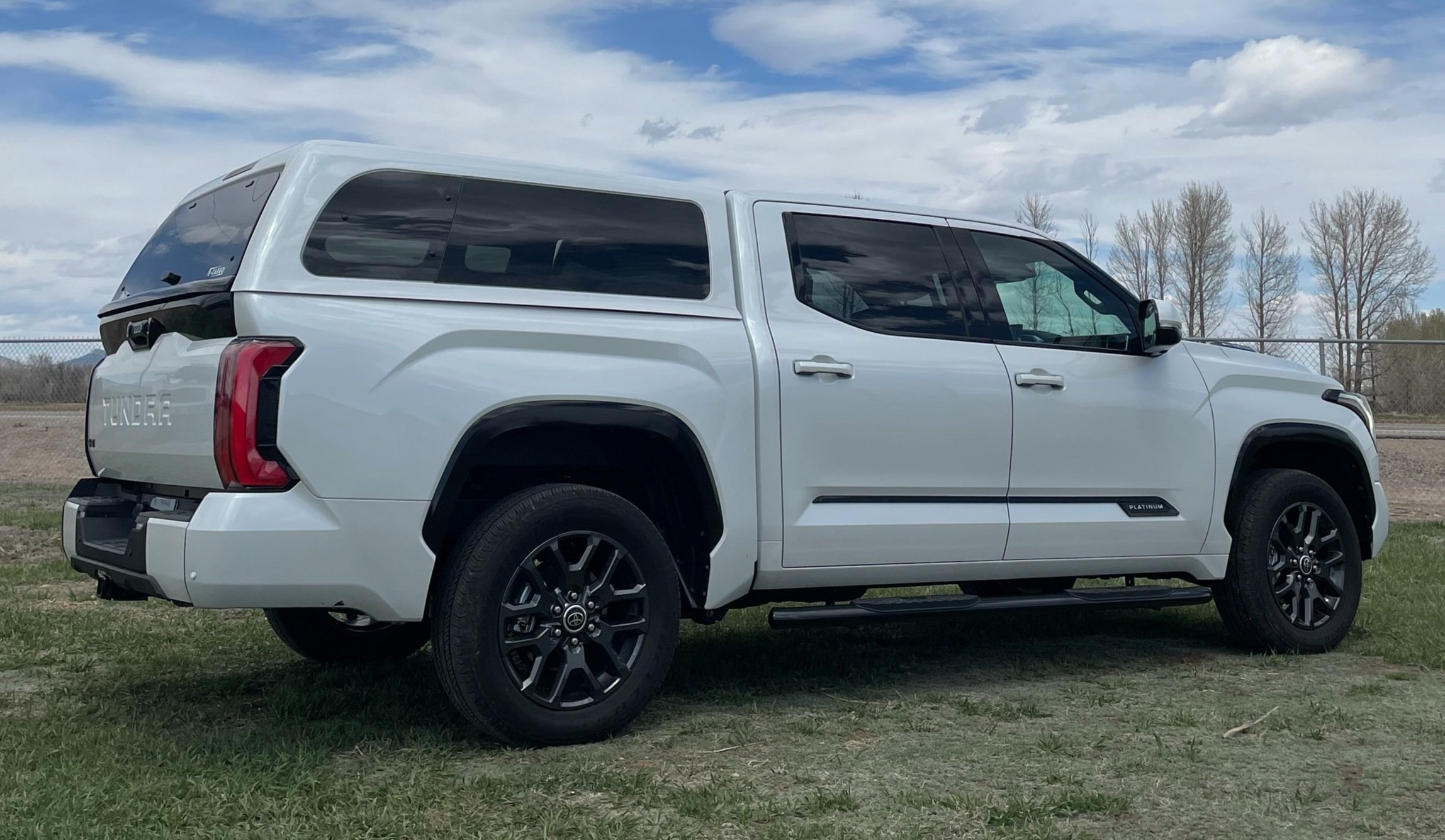 22+ TUNDRA CREWMAX 5.5' WHITE SNUGTOP SUPER SPORT
