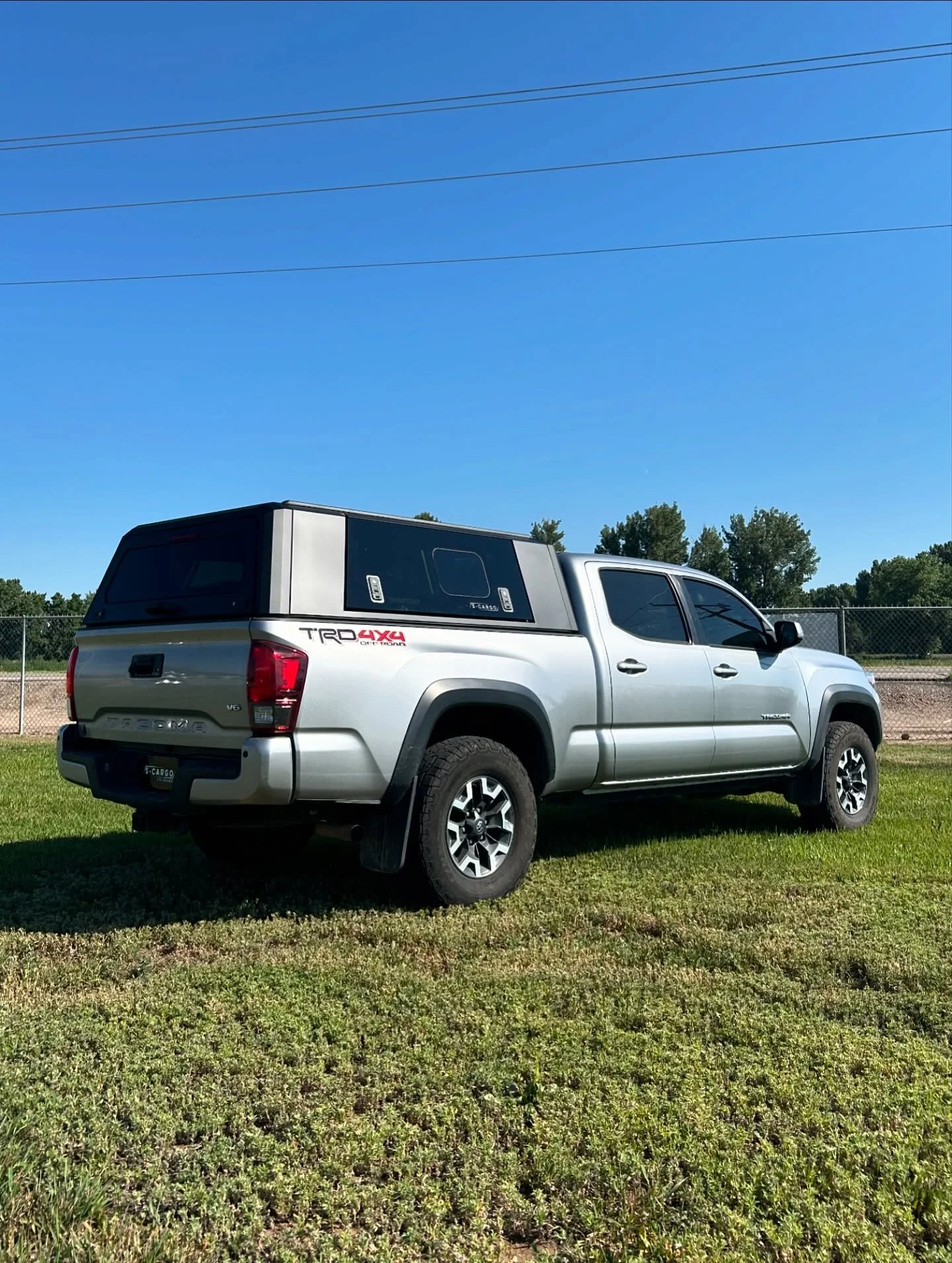 The SmartCap EVO Sport is perfect on this 3rd Gen Tacoma long bed! The lighting from Kingpin Equipment Company takes things to the next level!