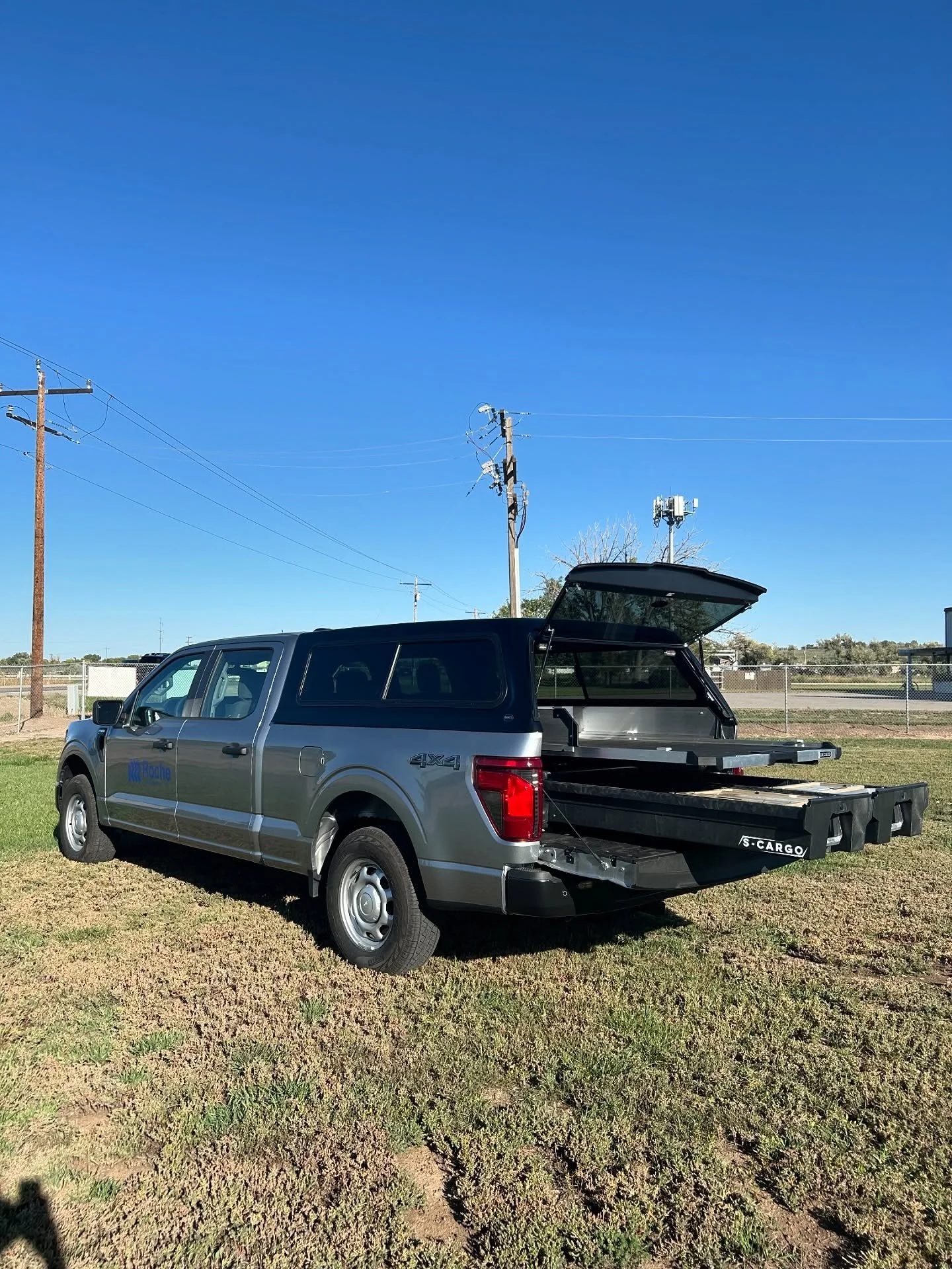 This F-150 is ready to get to work!

Echo from Ranch Fiberglass
DECKED Drawer System
DECKED CargoGlide with High Side Kit

#f150 #fordf150 #worktruck #northerncolorado #colorado #scargotruckcaps
