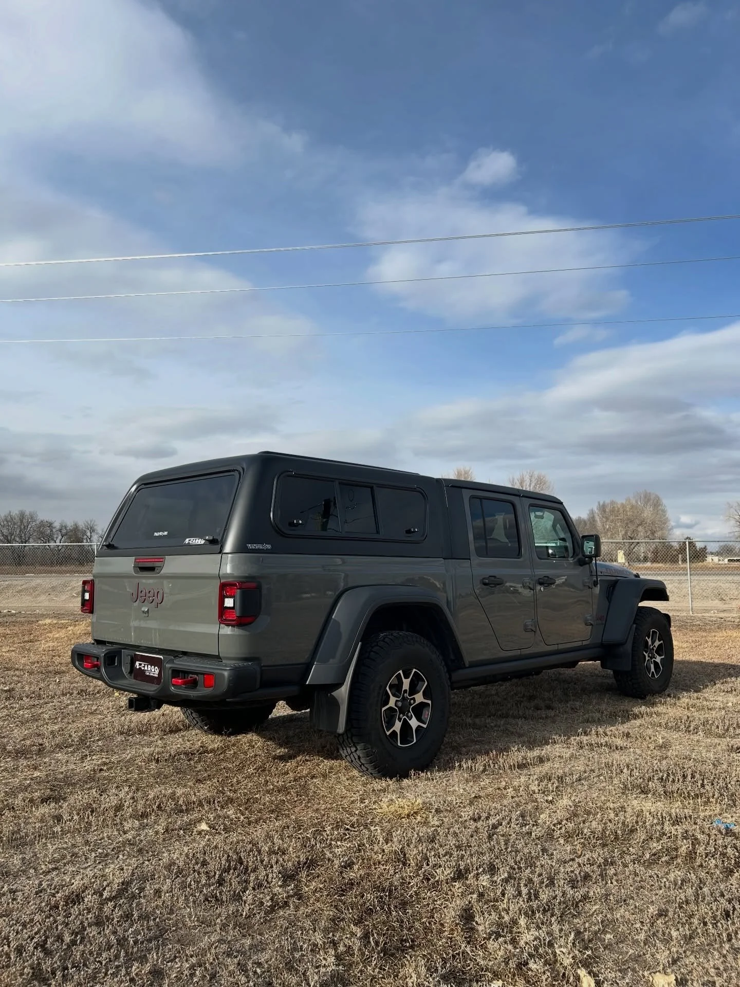 This Jeep Gladiator just got a major upgrade with the Ozark injection molded fiberglass truck cap from Venturous Truck Tops!

This cap is in the matte black textured finish, which looks great with the black Jeep hardtop. The cap is equipped with wind