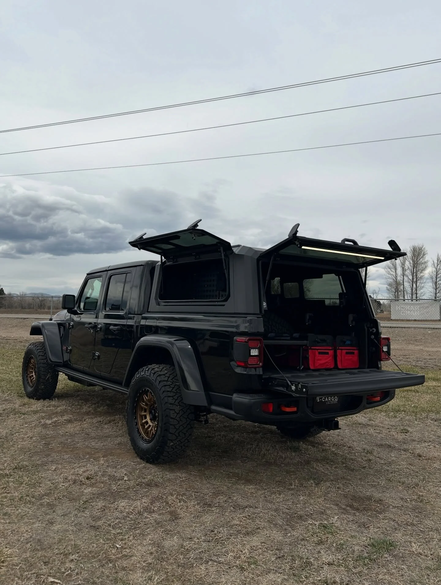 Beautiful setup on this Jeep Gladiator Mojave with the SmartCap EVO Sport with a SmartCap Full Bin, the Kingpin 40&rdquo; V-Series light, and some added organization in the bed.

#jeep #jeepgladiator #jeepgladiatormojave #smartcap #scargotruckcaps
